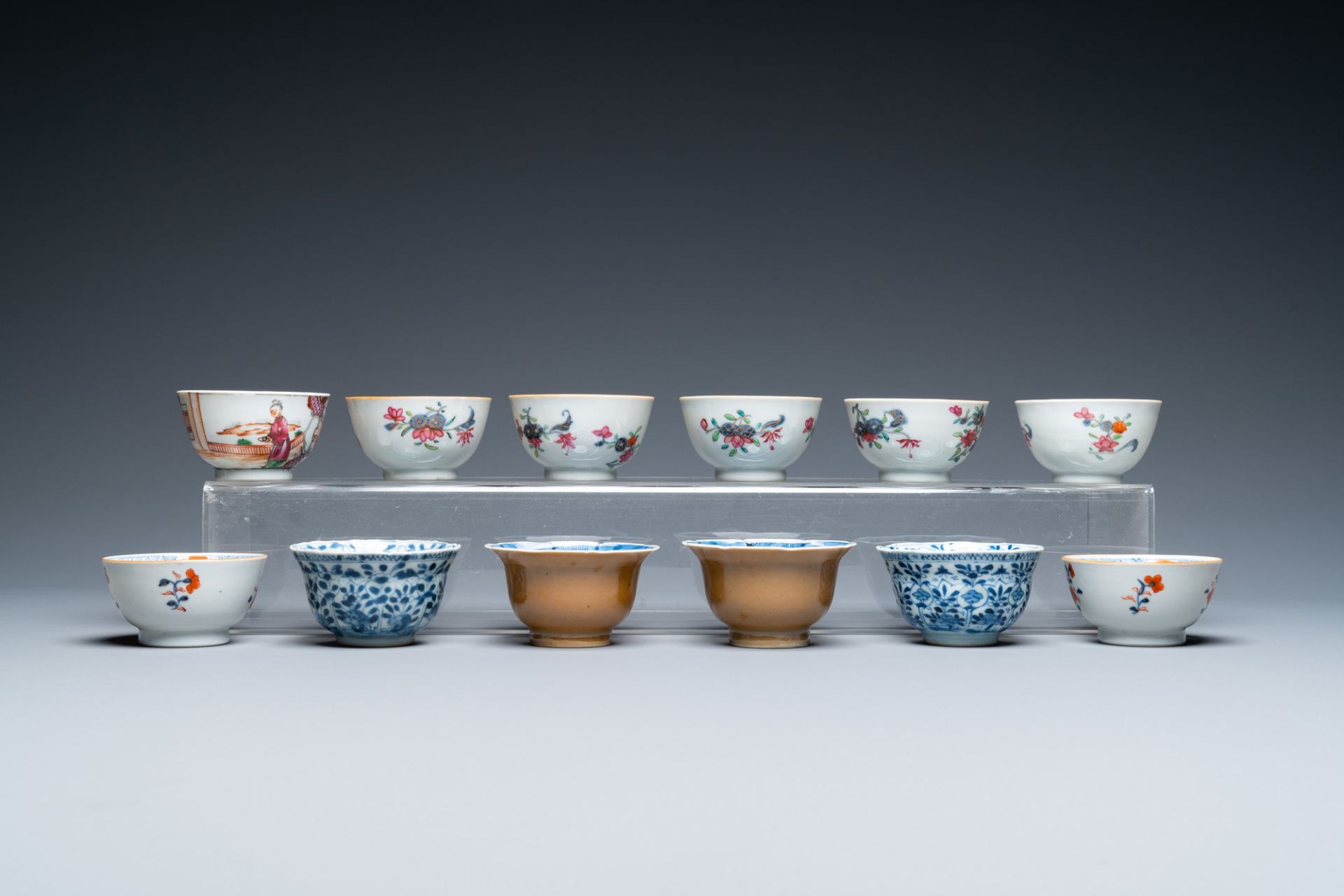 Twenty-two Chinese blue and white and famille rose cups and nineteen saucers, Kangxi and later - Bild 10 aus 19