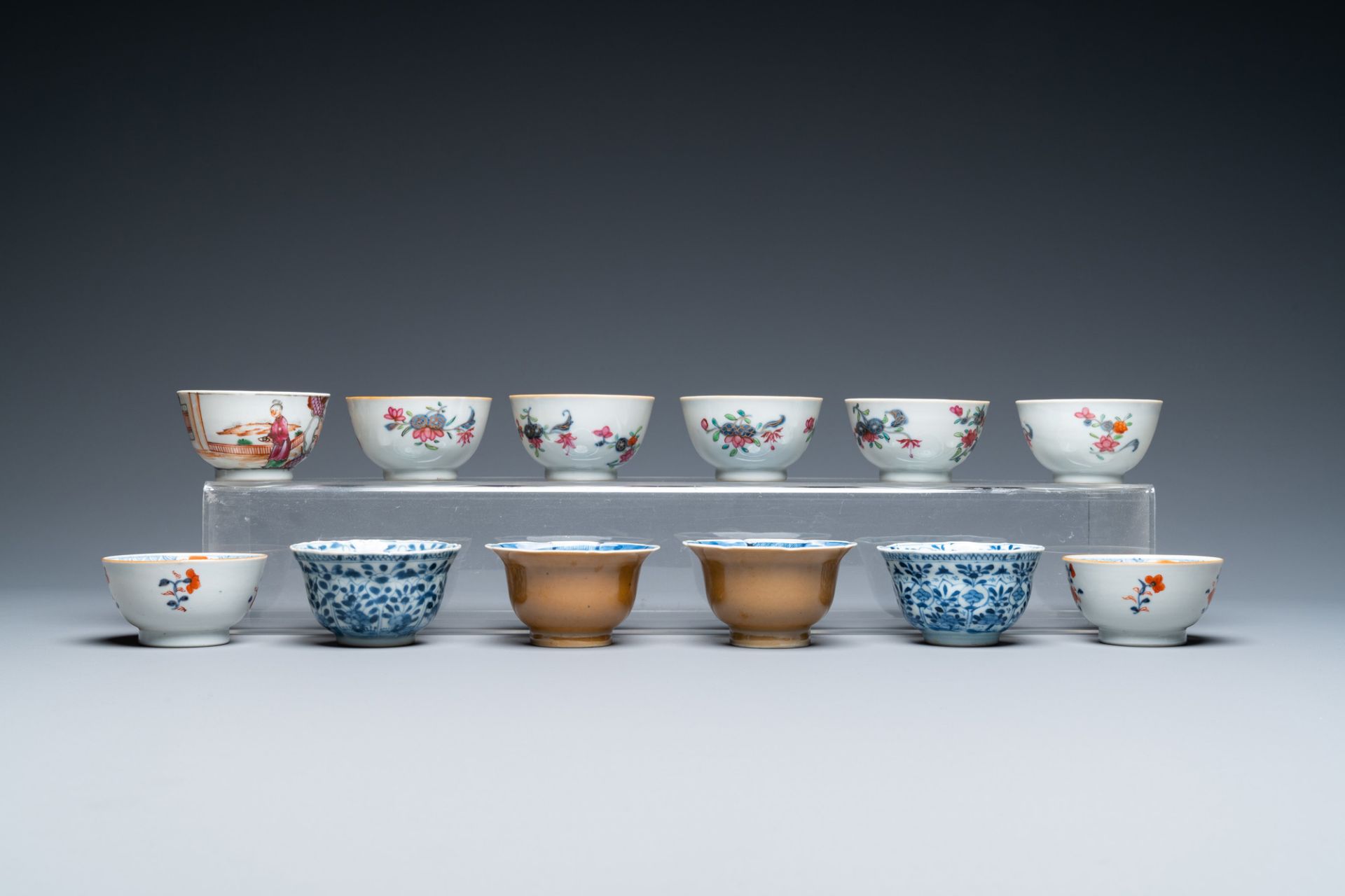 Twenty-two Chinese blue and white and famille rose cups and nineteen saucers, Kangxi and later - Image 10 of 19