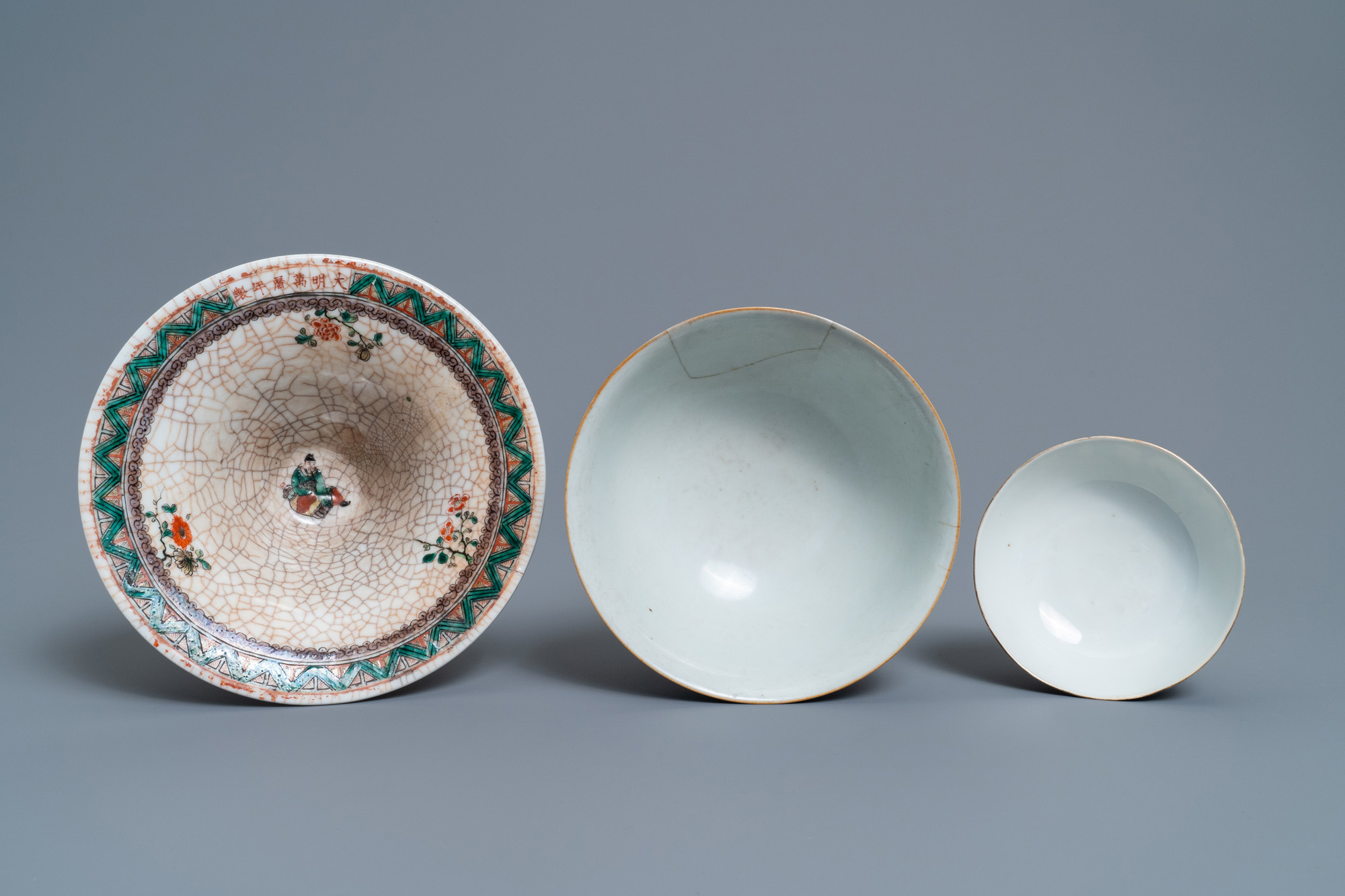 A varied collection of Chinese porcelain, 18/20th C. - Image 8 of 11