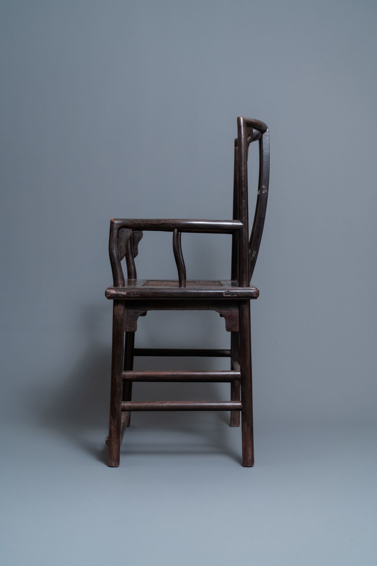 A pair of Chinese carved wooden chairs with wicker seats, 19th C. - Bild 9 aus 20