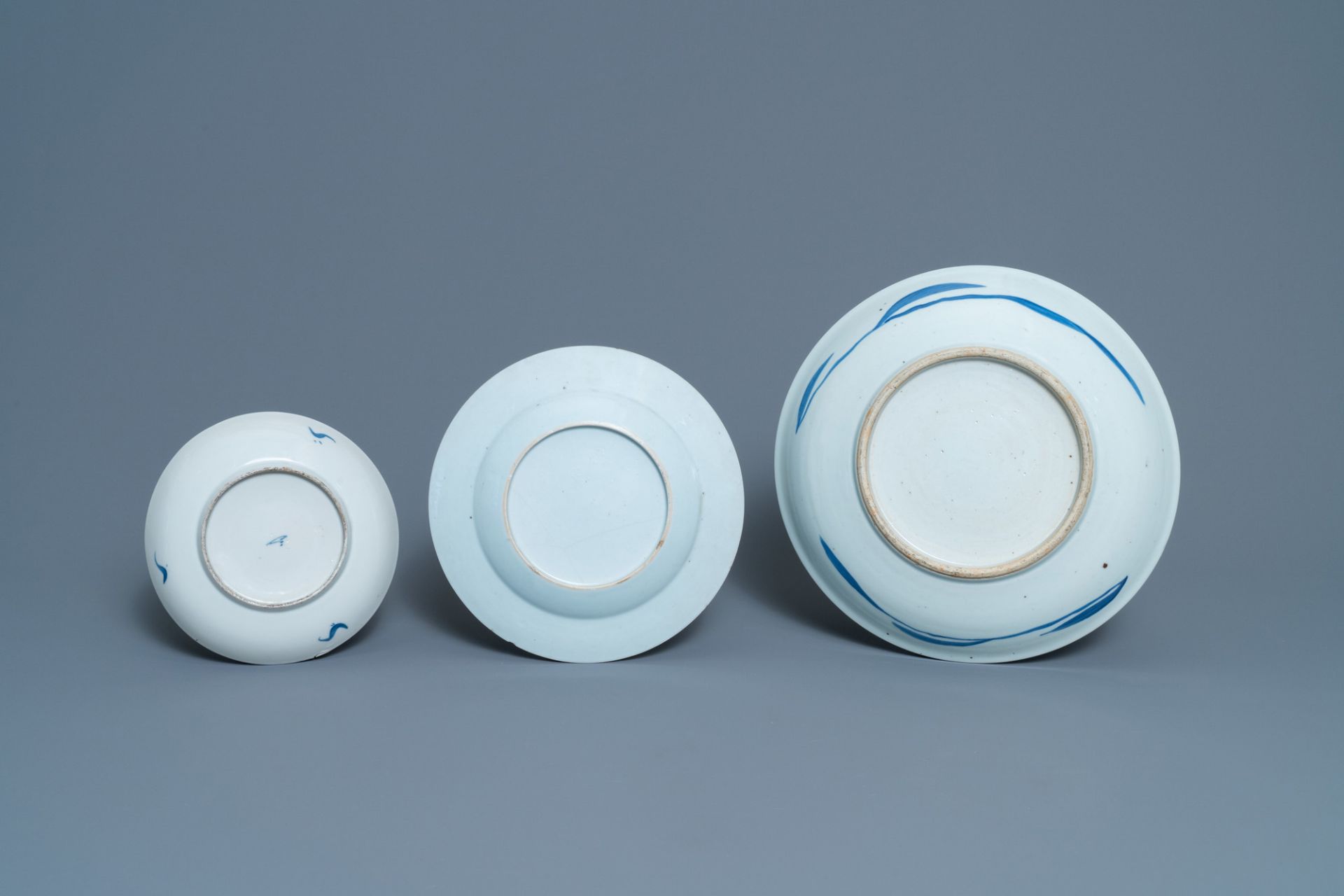 Five Chinese blue and white dishes, a bowl and a covered jar, 18/19th C. - Image 3 of 11