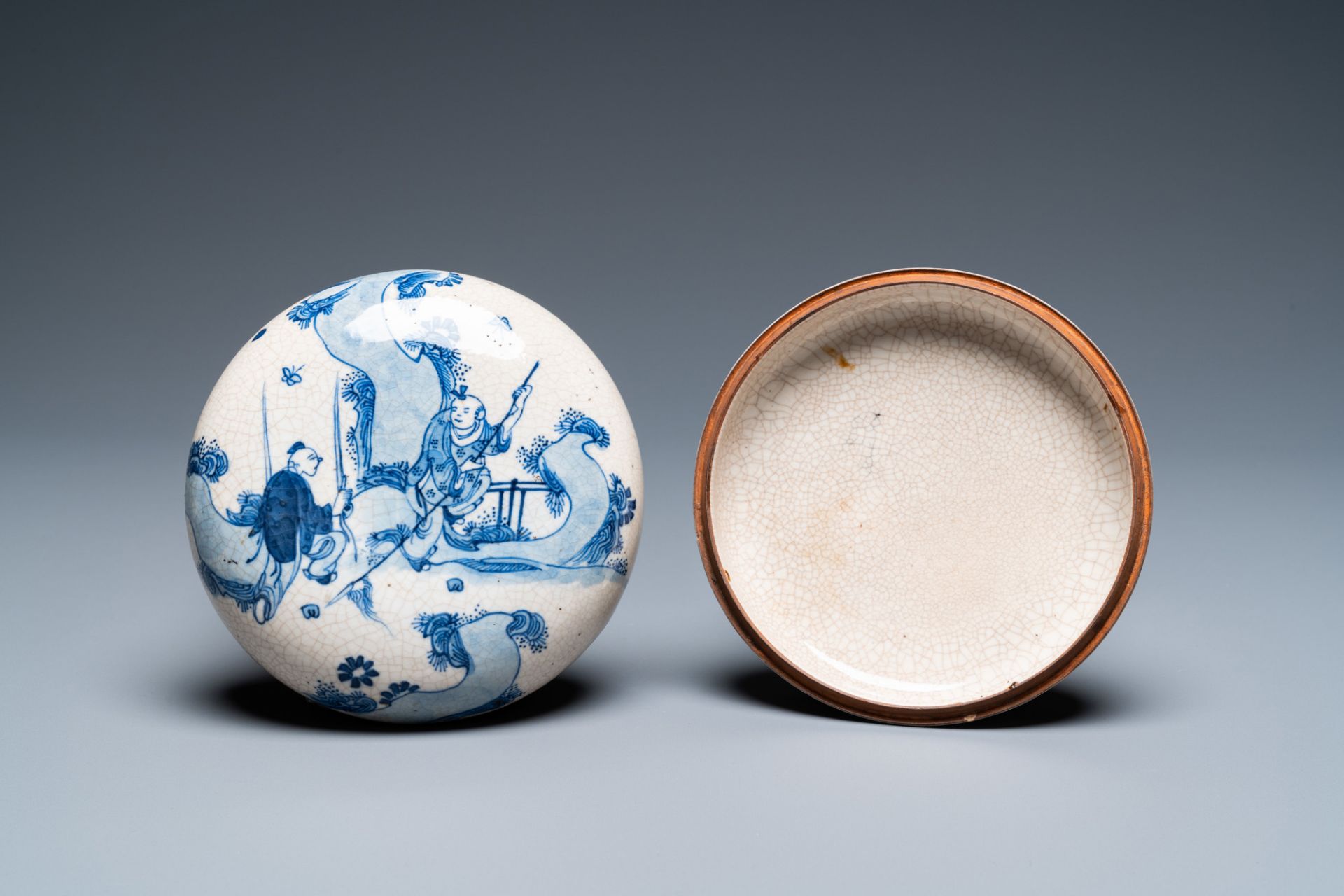 Six diverse Chinese vases and a soft paste seal paste box, 19/20th C. - Bild 15 aus 16