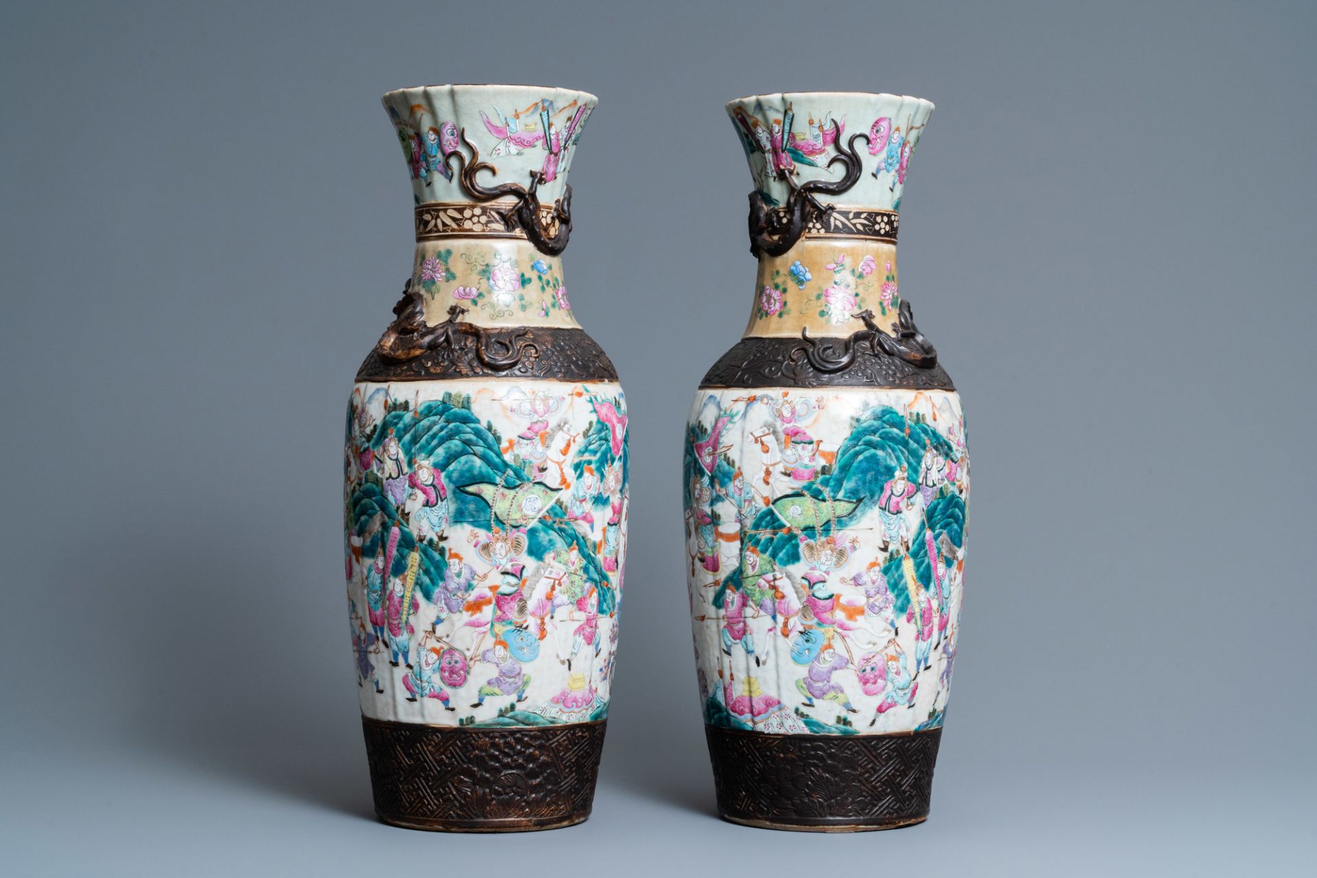 A pair ofÊ Chinese Nanking famille rose crackle-glazed vases, 19th C. - Bild 3 aus 6