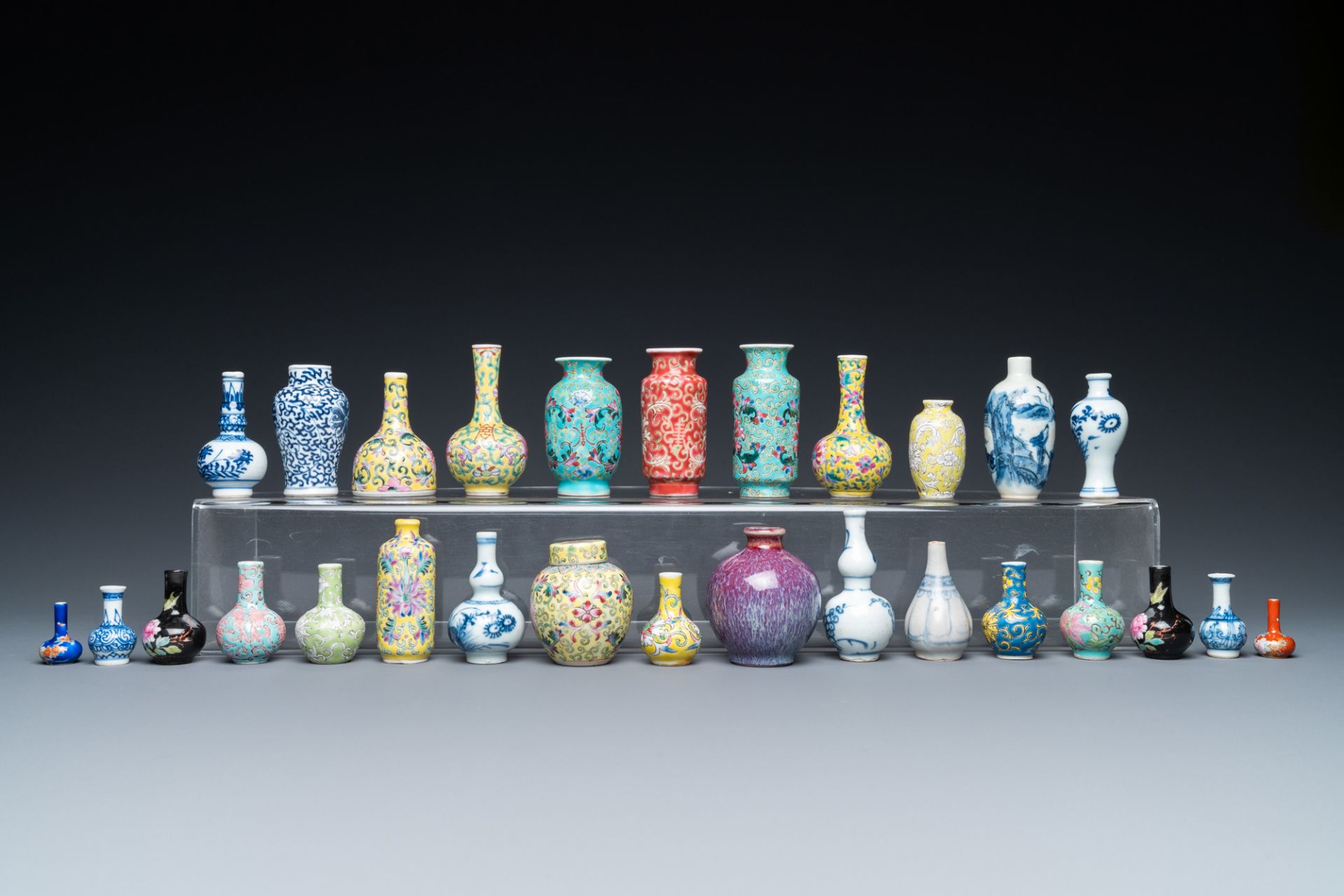 Twenty-eight Chinese blue and white and famille rose minature vases, Kangxi and later - Bild 4 aus 8