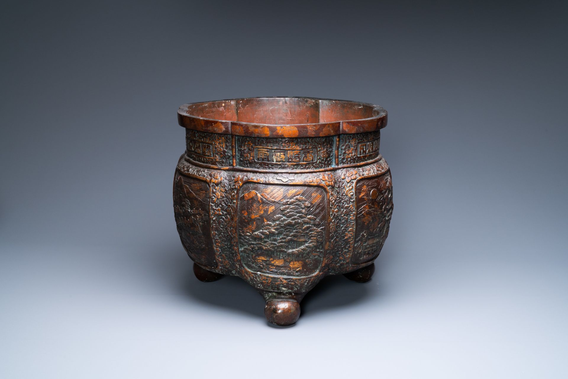 A Chinese hexafoil gold-splashed bronze jardiniere, 19/20th C.