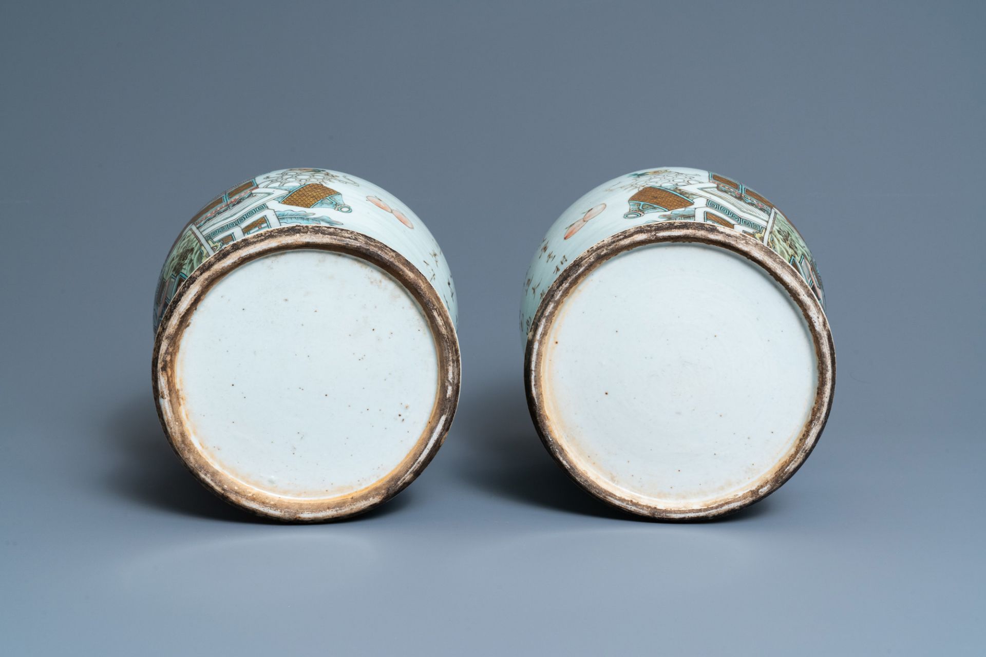 A pair of Chinese qianjiang cai vases and covers with antiquities, 19/20th C. - Bild 6 aus 6