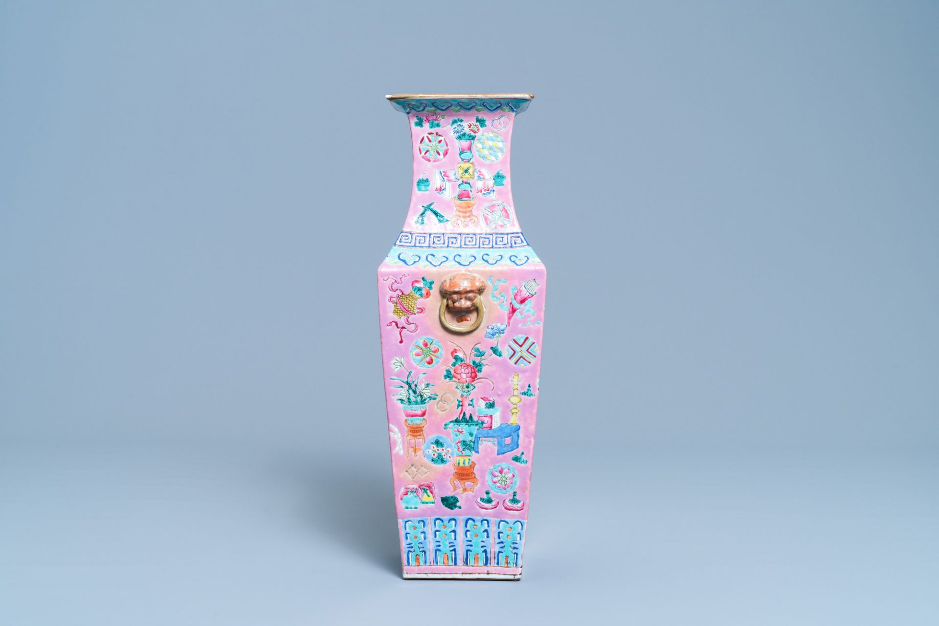 A square Chinese pink-ground famille rose 'antiquities' vase, 19th C. - Bild 2 aus 14