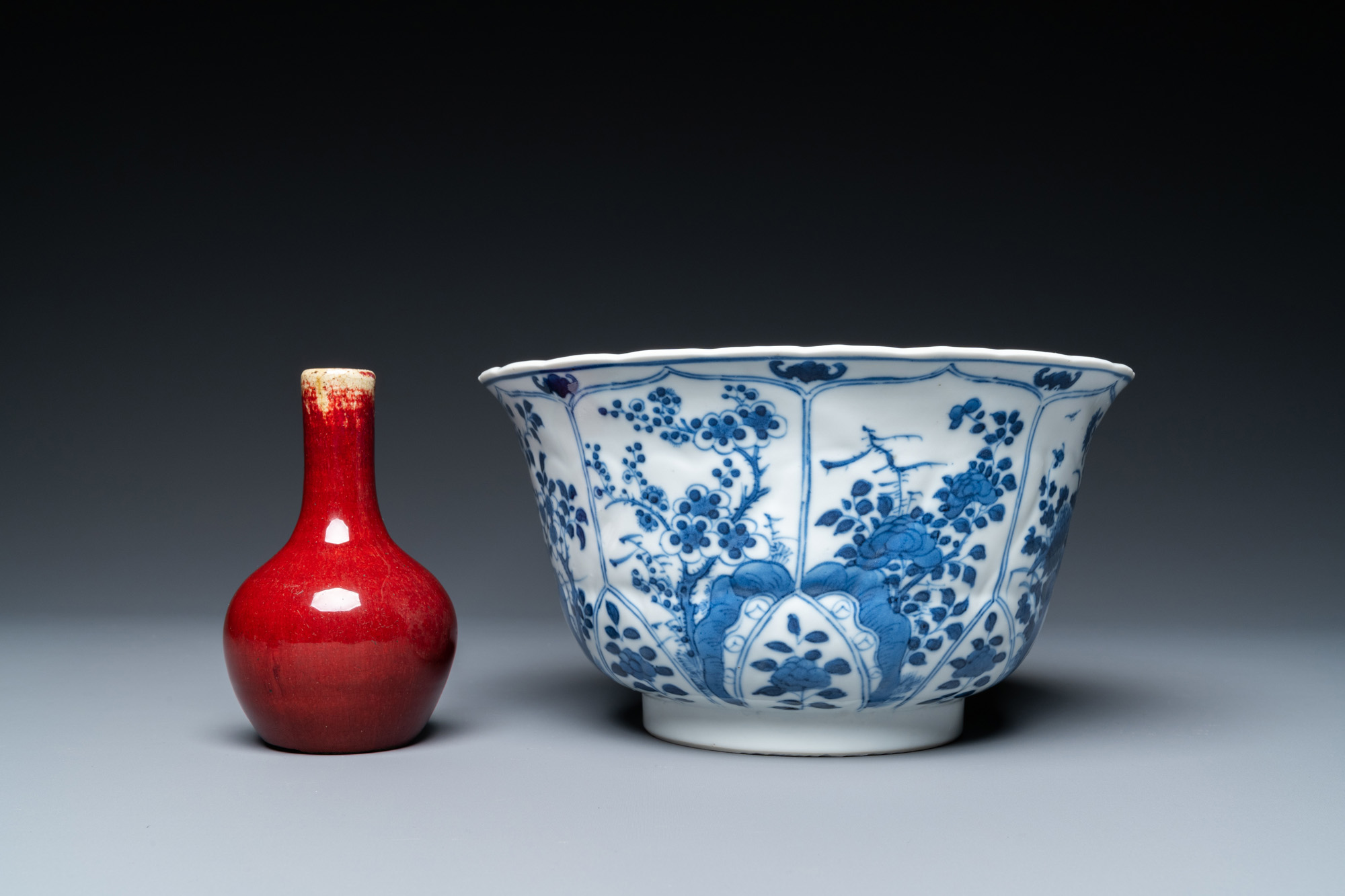A Chinese famille rose dish, a blue and white bowl and a sang de boeuf vase, 19/20th C. - Image 7 of 9
