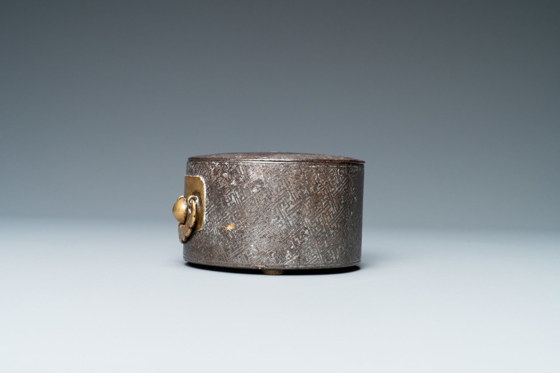 A Korean silver-inlaid iron box and cover, probably Joseon, 16/17th C. - Bild 6 aus 9