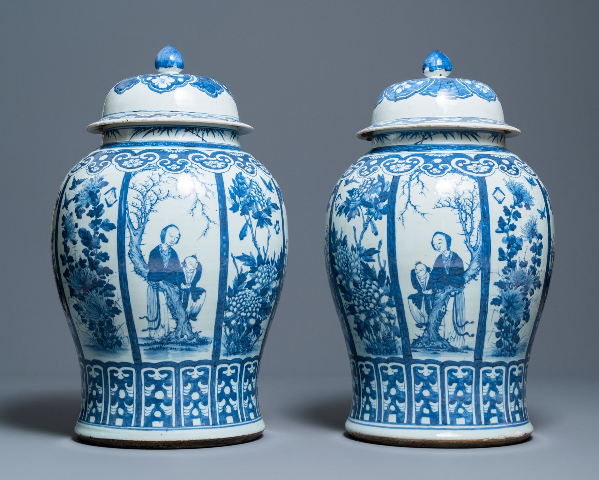 A pair of large Chinese blue and white covered vases, 19th C. - Bild 3 aus 10