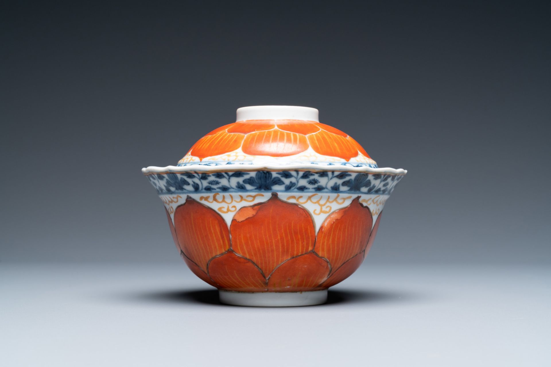 A Chinese iron-red, gilt and blue and white covered bowl on stand, 19th C. - Bild 6 aus 9