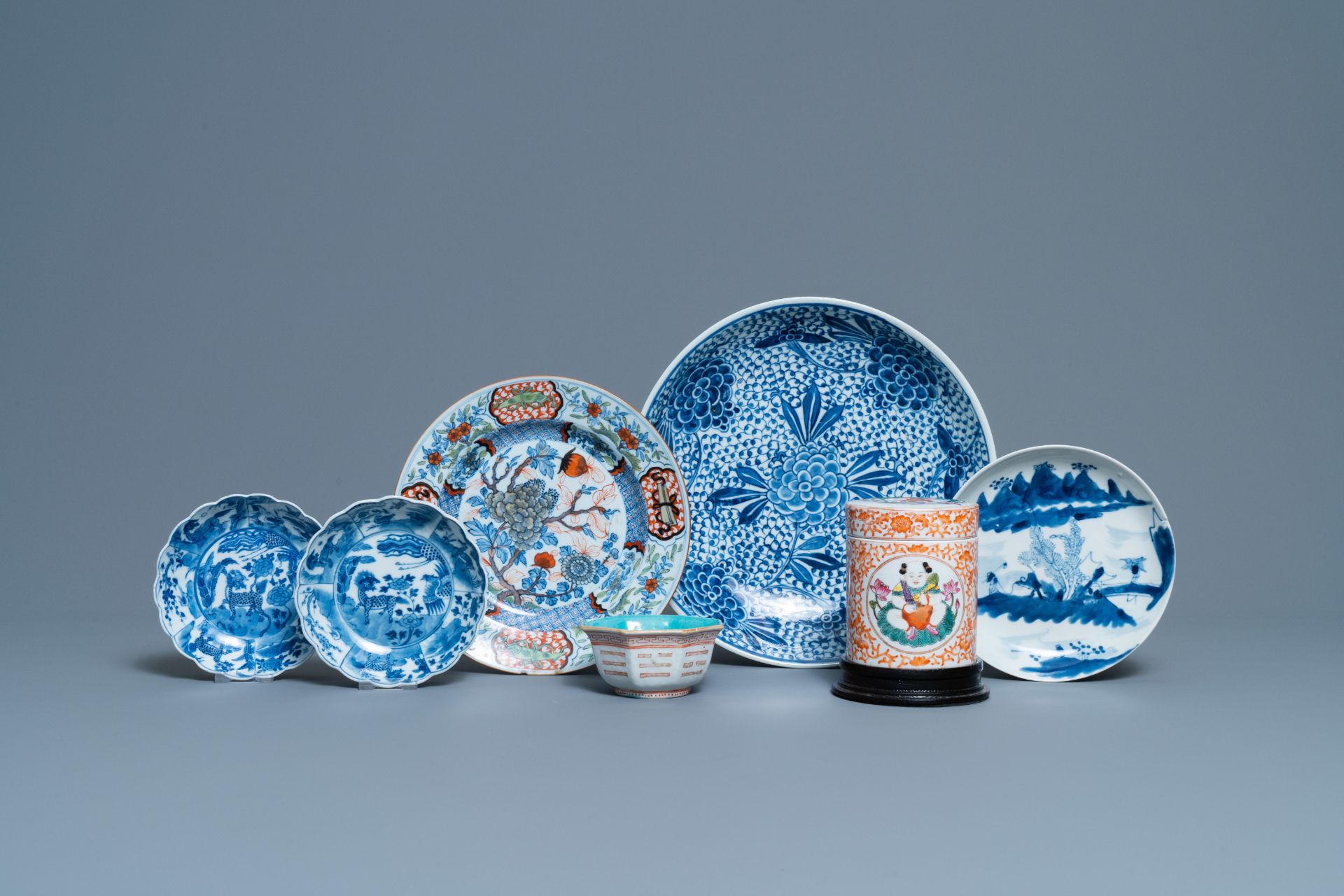 Five Chinese blue and white dishes, a bowl and a covered jar, 18/19th C.