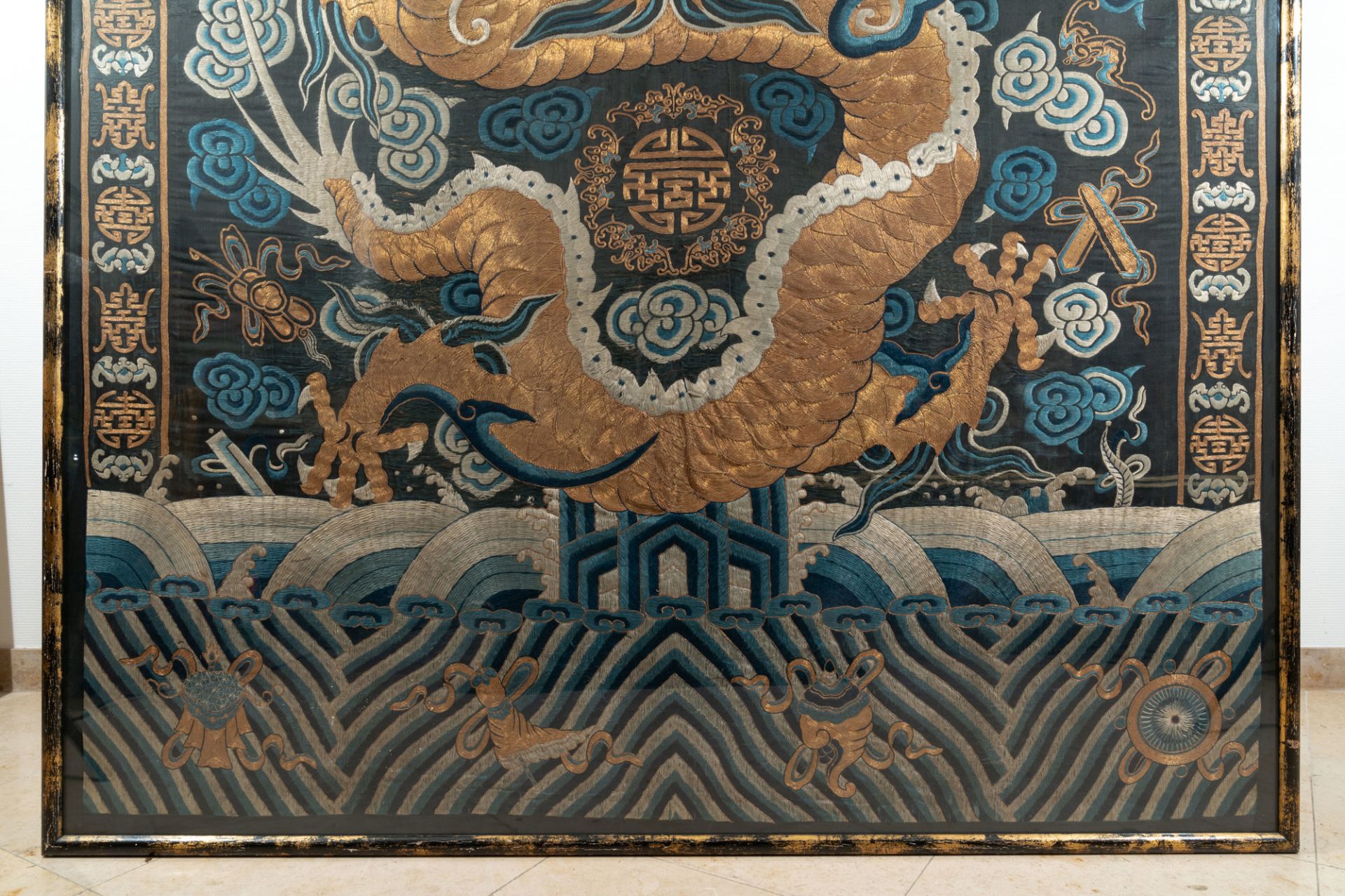 A large Chinese imperial gold thread-embroidered silk 'dragon' panel, Qing - Image 4 of 4