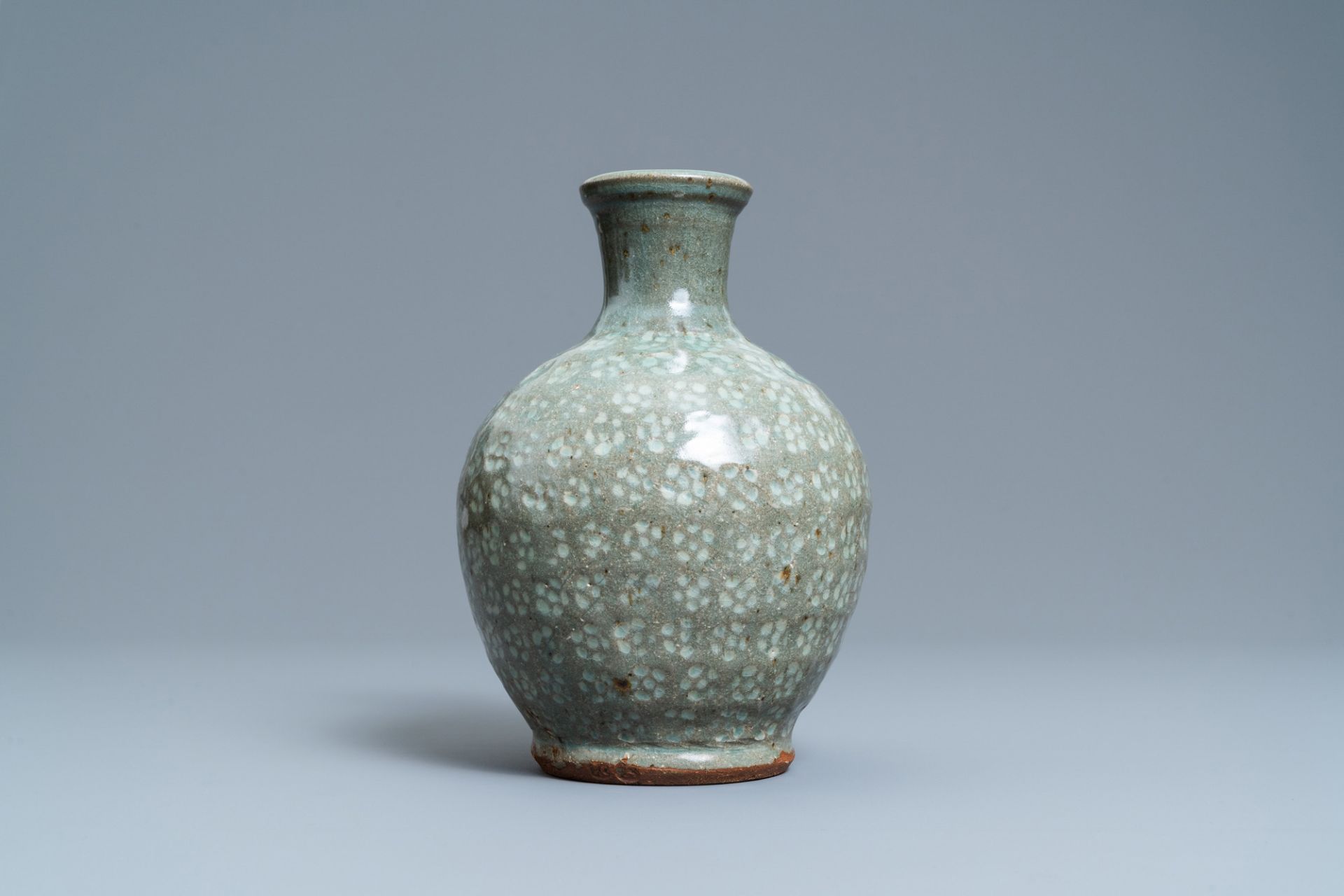 A Korean slip-inlaid celadon vase, probably Joseon, 18th C. - Bild 2 aus 6