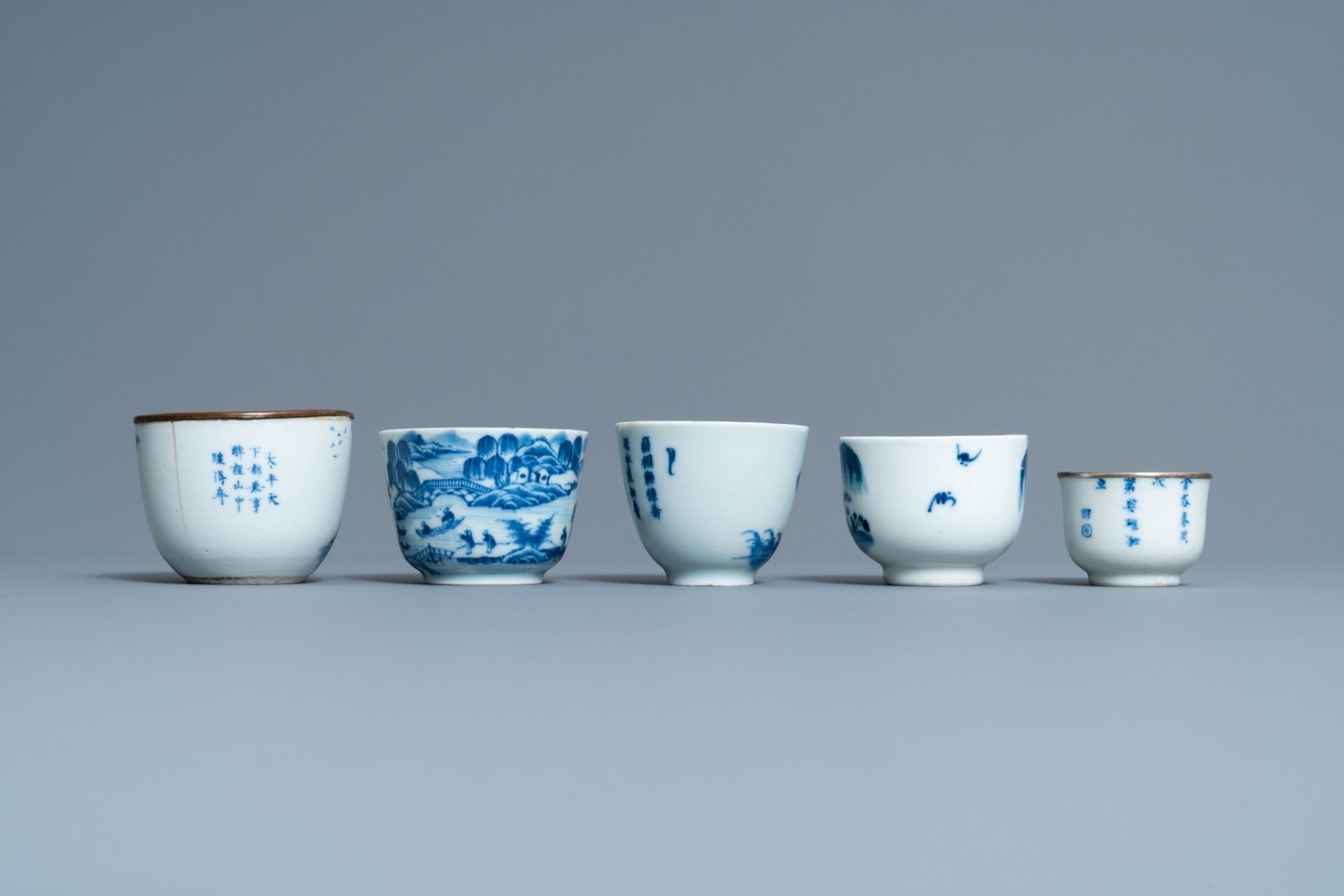 Five Chinese blue and white 'Bleu de Hue' cups for the Vietnamese market, 19th C. - Bild 4 aus 7