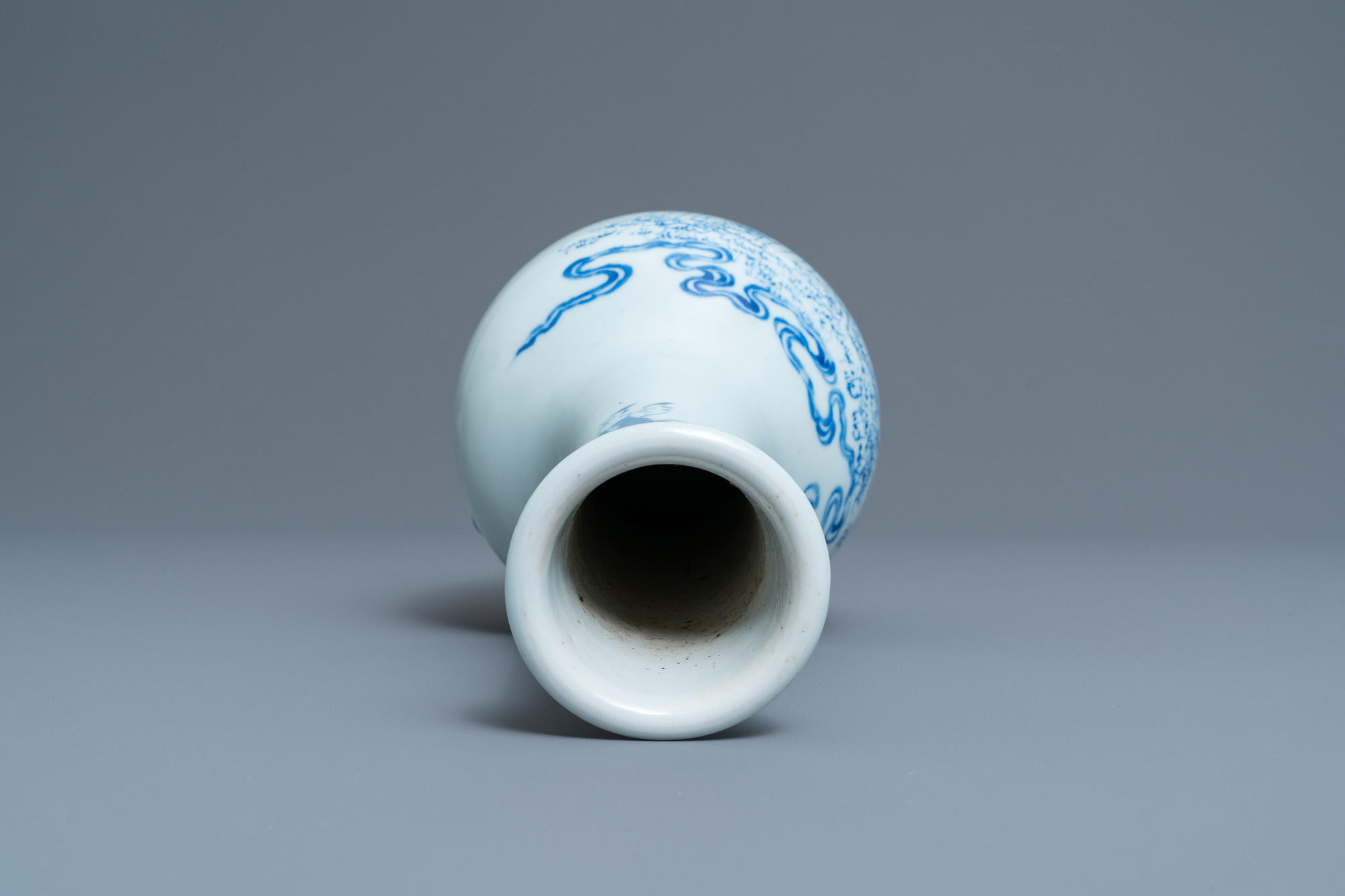 A Chinese blue and white bottle vase with go-players, 19/20th C. - Image 5 of 6