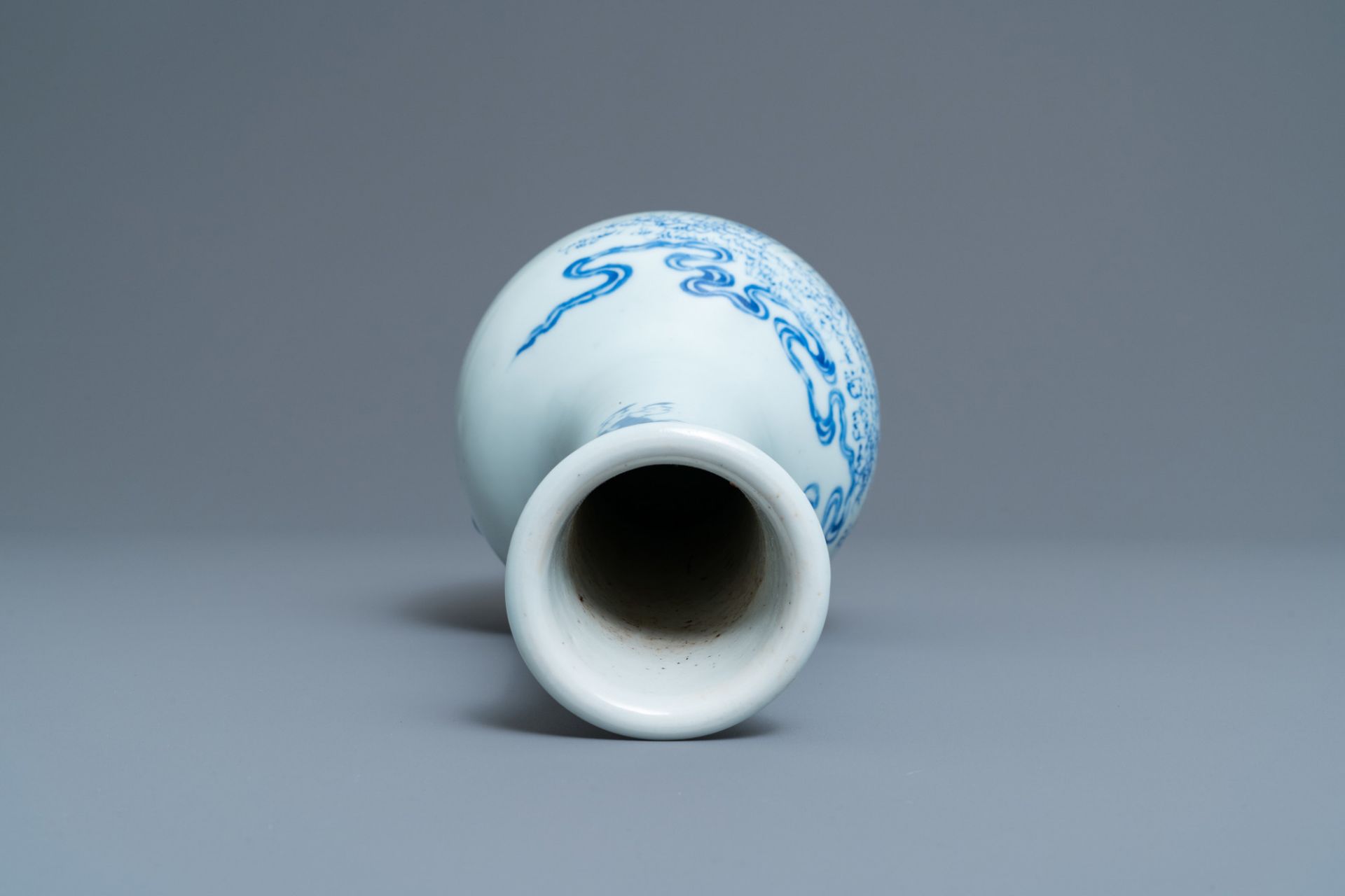 A Chinese blue and white bottle vase with go-players, 19/20th C. - Bild 5 aus 6