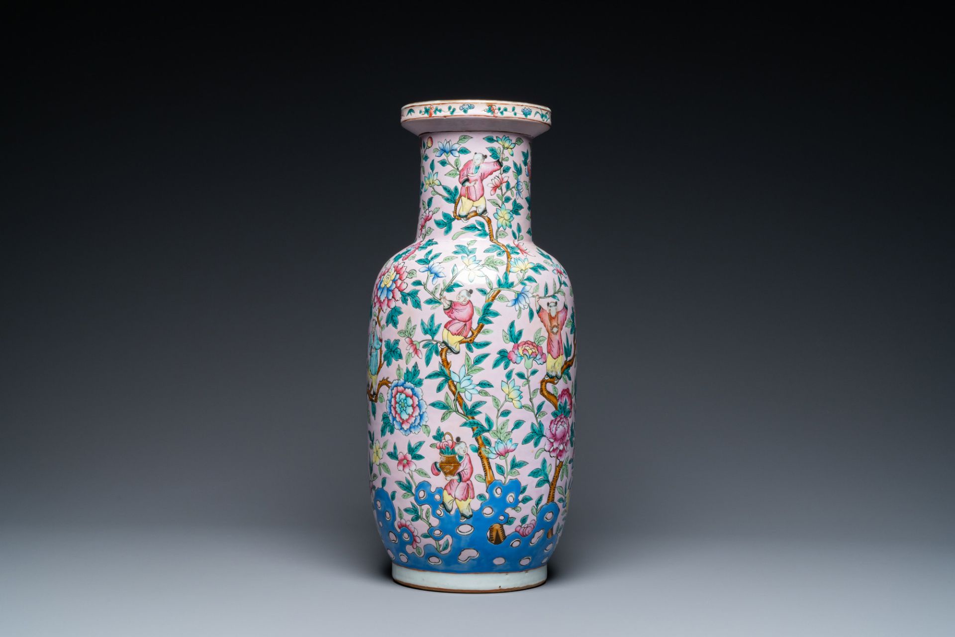 A Chinese pink-ground famille rose rouleau vase, 19th C. - Image 4 of 6