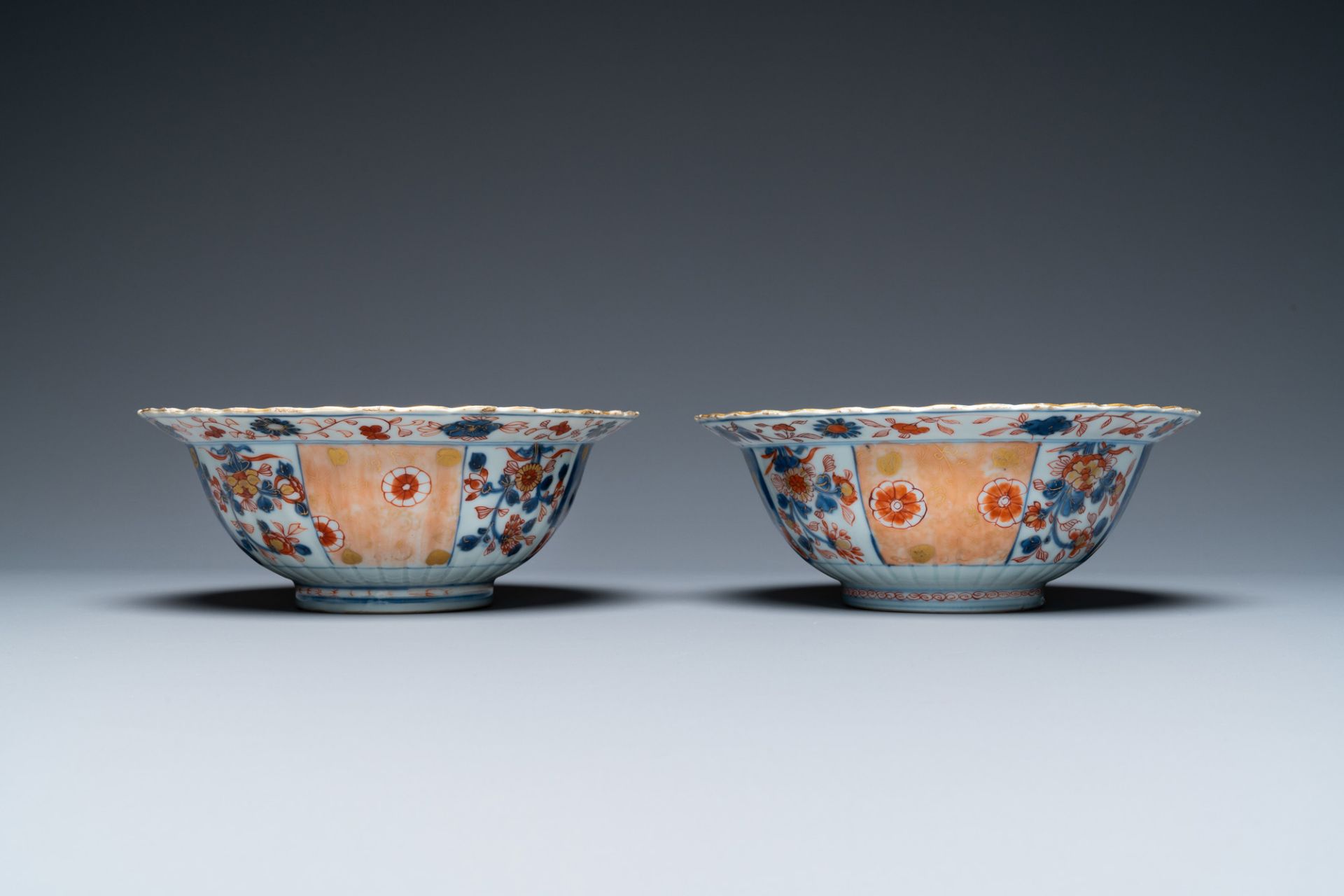 A pair of Chinese Imari-style bowls, Kangxi - Image 3 of 7
