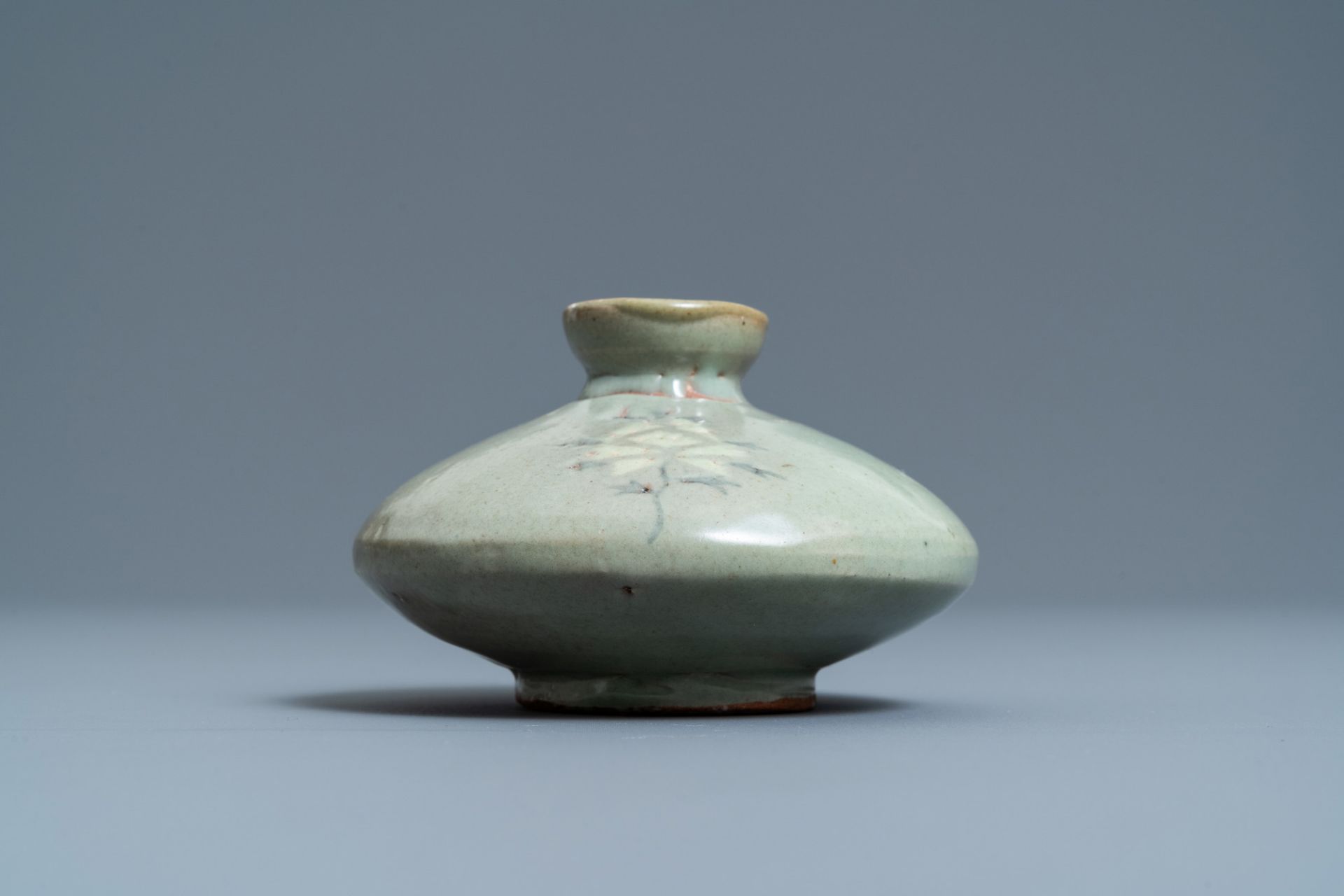 A Korean slip-inlaid celadon water dropper or oil bottle, probably Goryeo, 14/15th C. - Image 2 of 7