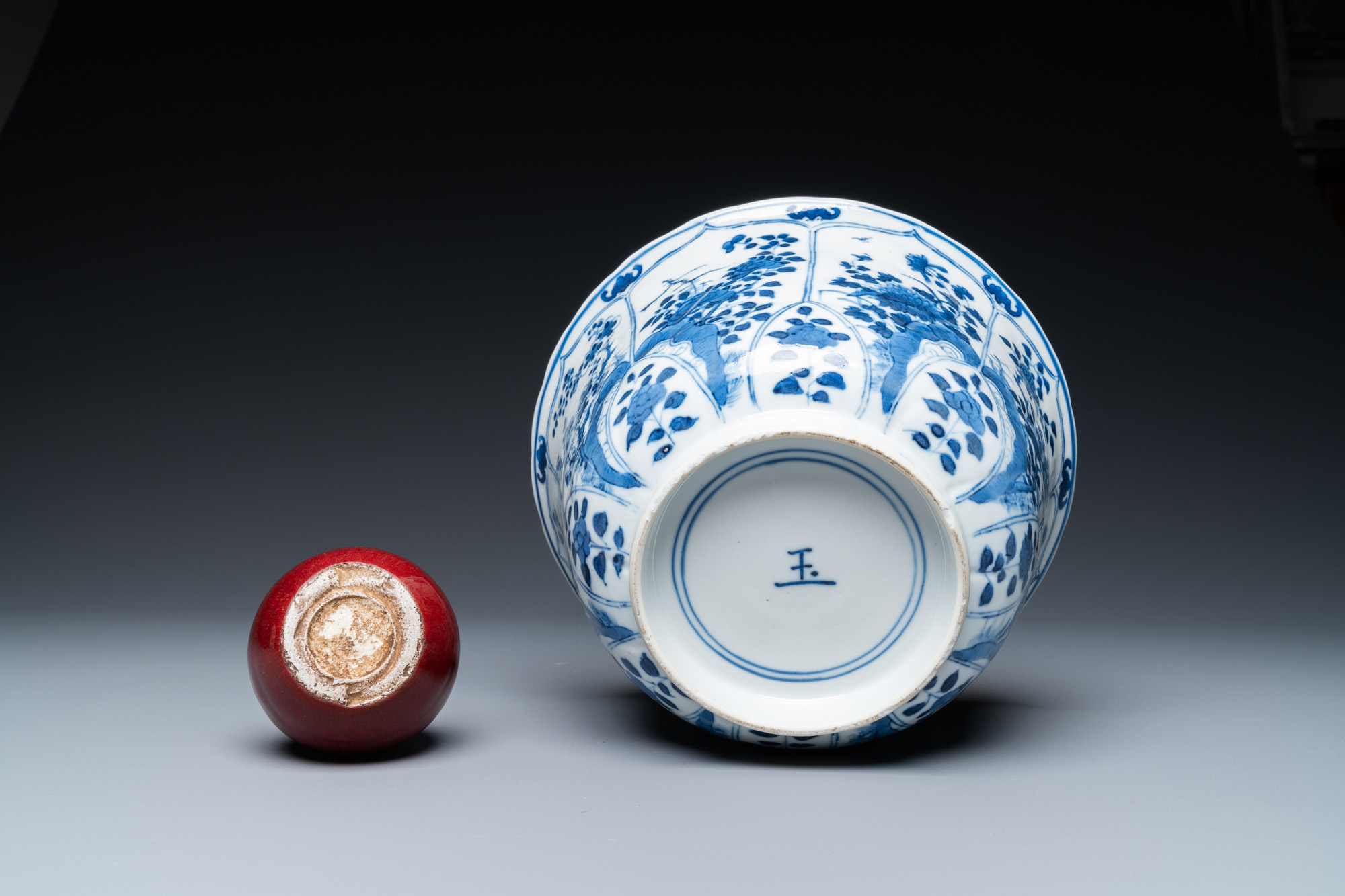 A Chinese famille rose dish, a blue and white bowl and a sang de boeuf vase, 19/20th C. - Image 9 of 9