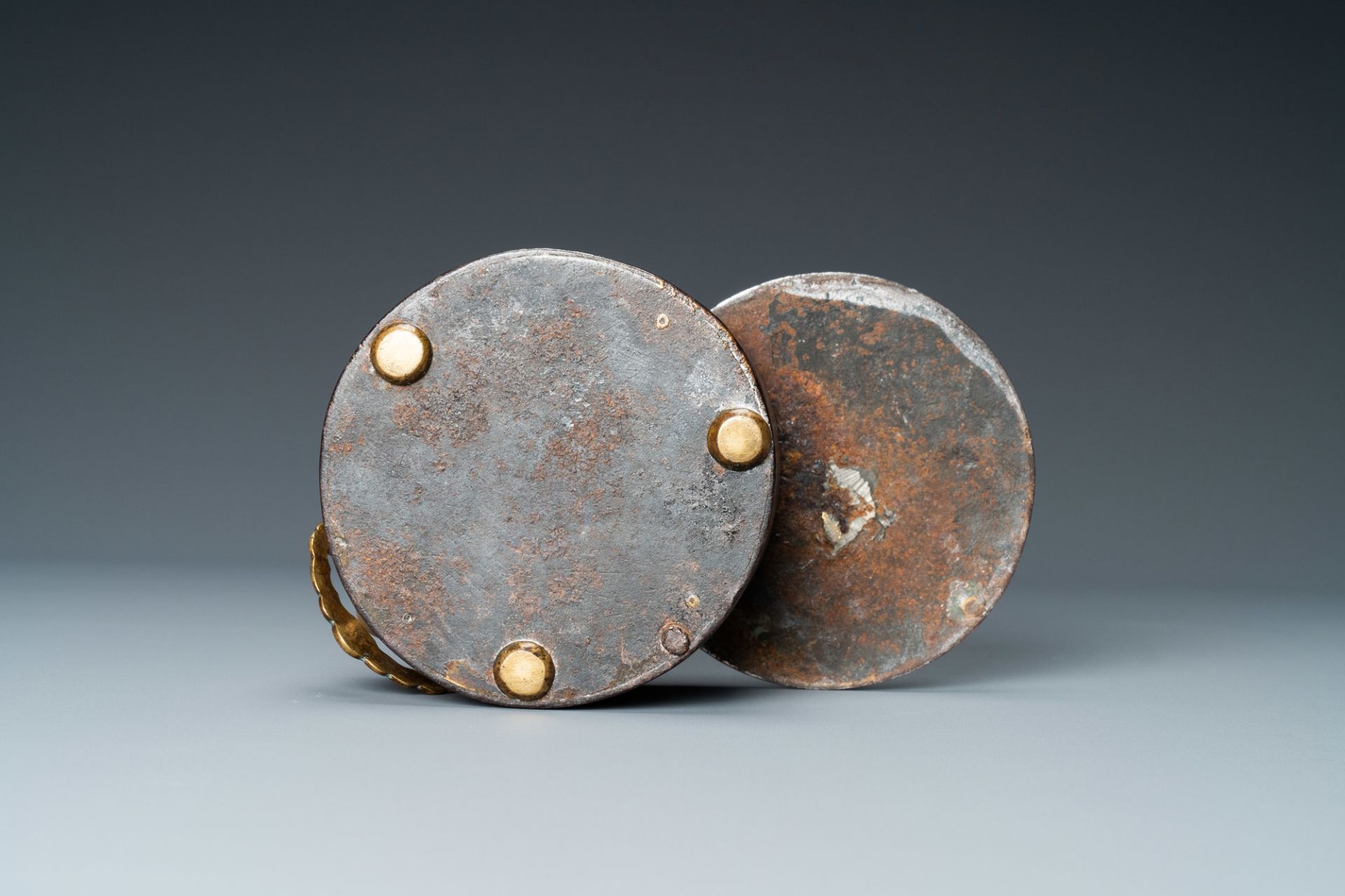 A Korean silver-inlaid iron box and cover, probably Joseon, 16/17th C. - Bild 2 aus 9