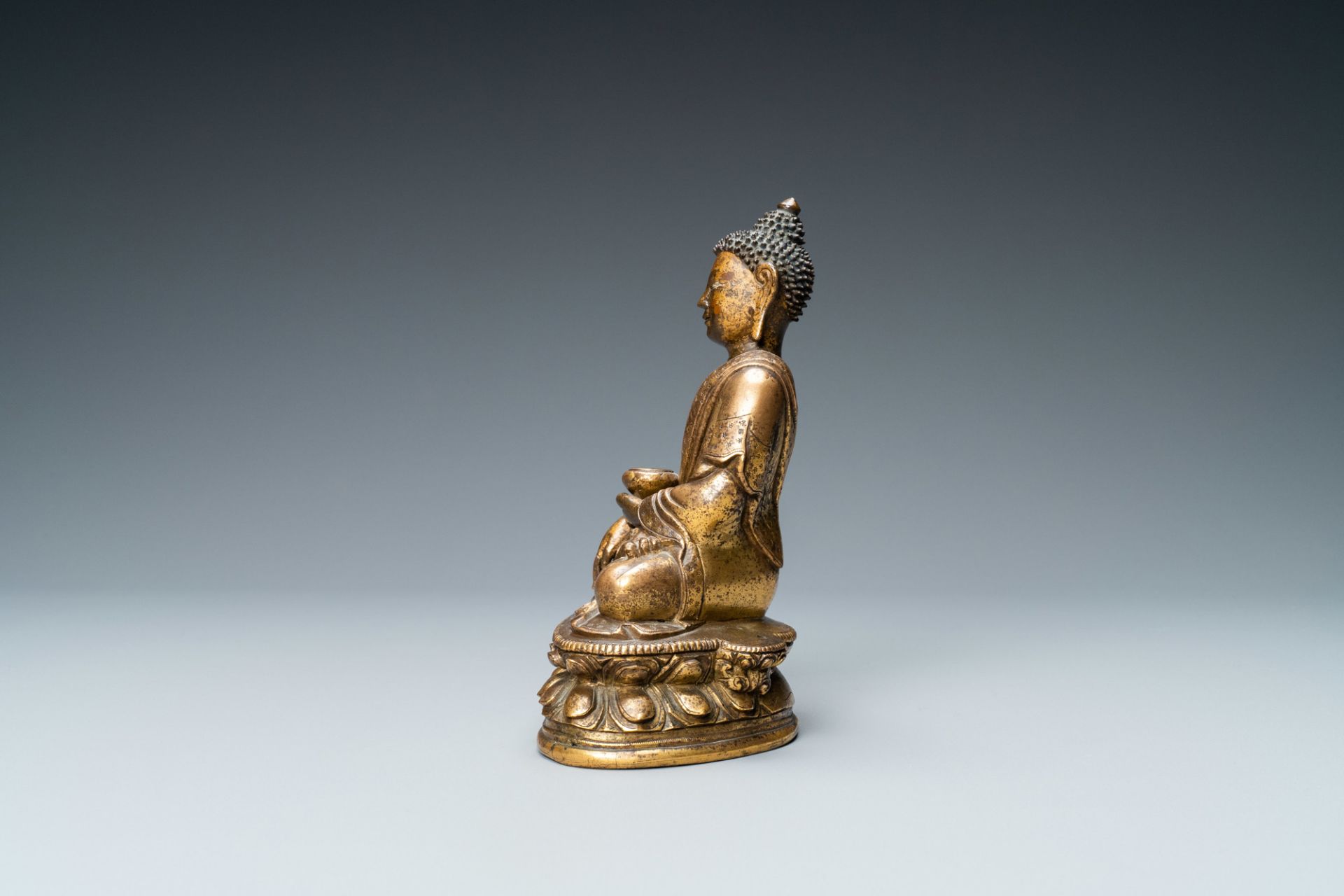 A Chinese gilt bronze 'Medicine Buddha' figure, 17/18th C. - Image 3 of 7