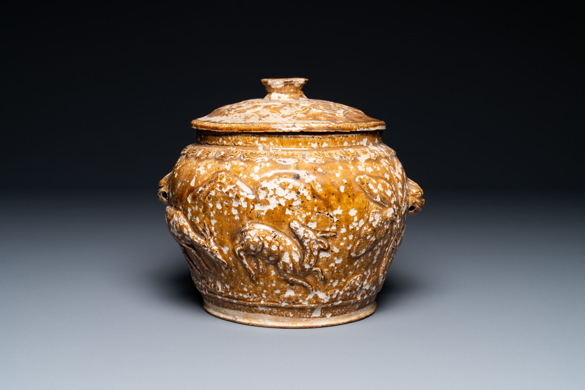 A Vietnamese brown-glazed 'dragon and deer' bowl and cover, 15/16th C. - Image 4 of 7