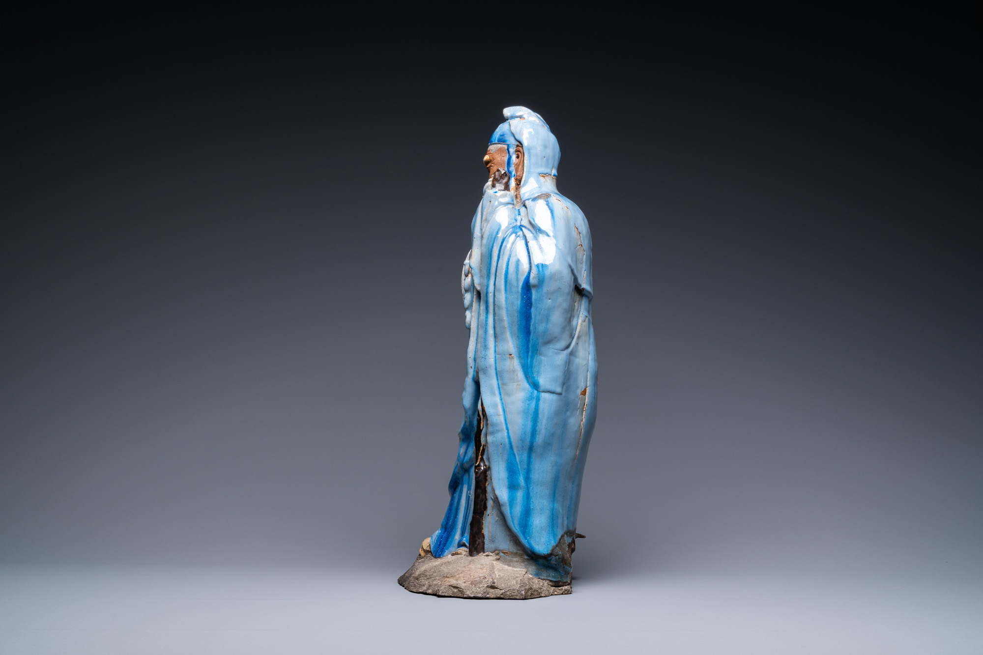 A large Chinese blue-glazed Shiwan pottery 'immortal' figure, 19th C. - Image 5 of 7