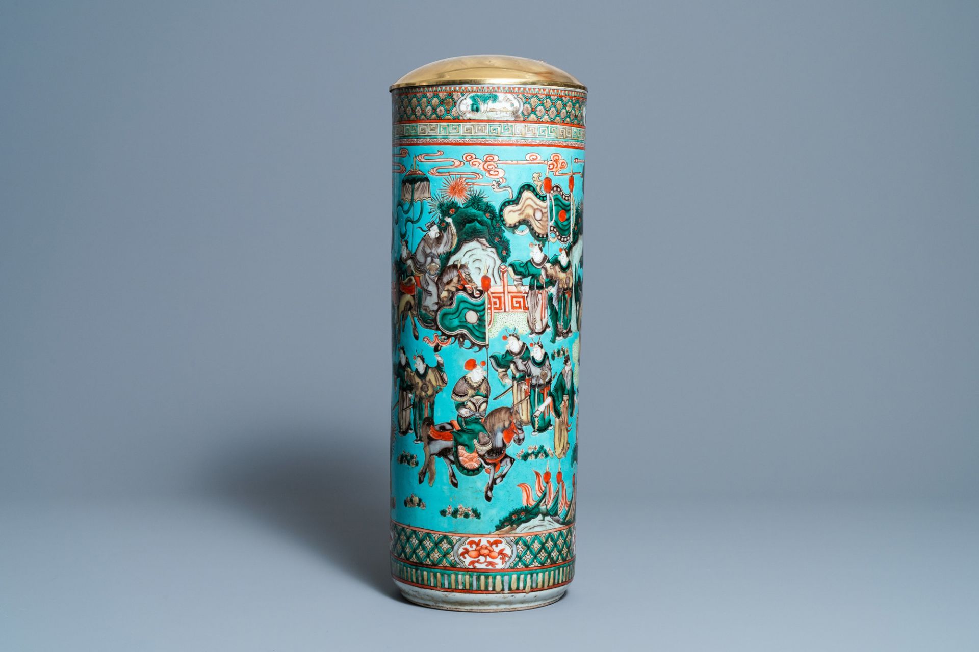 A Chinese cylindrical famille verte turquoise-ground vase, 19th C. - Image 4 of 6