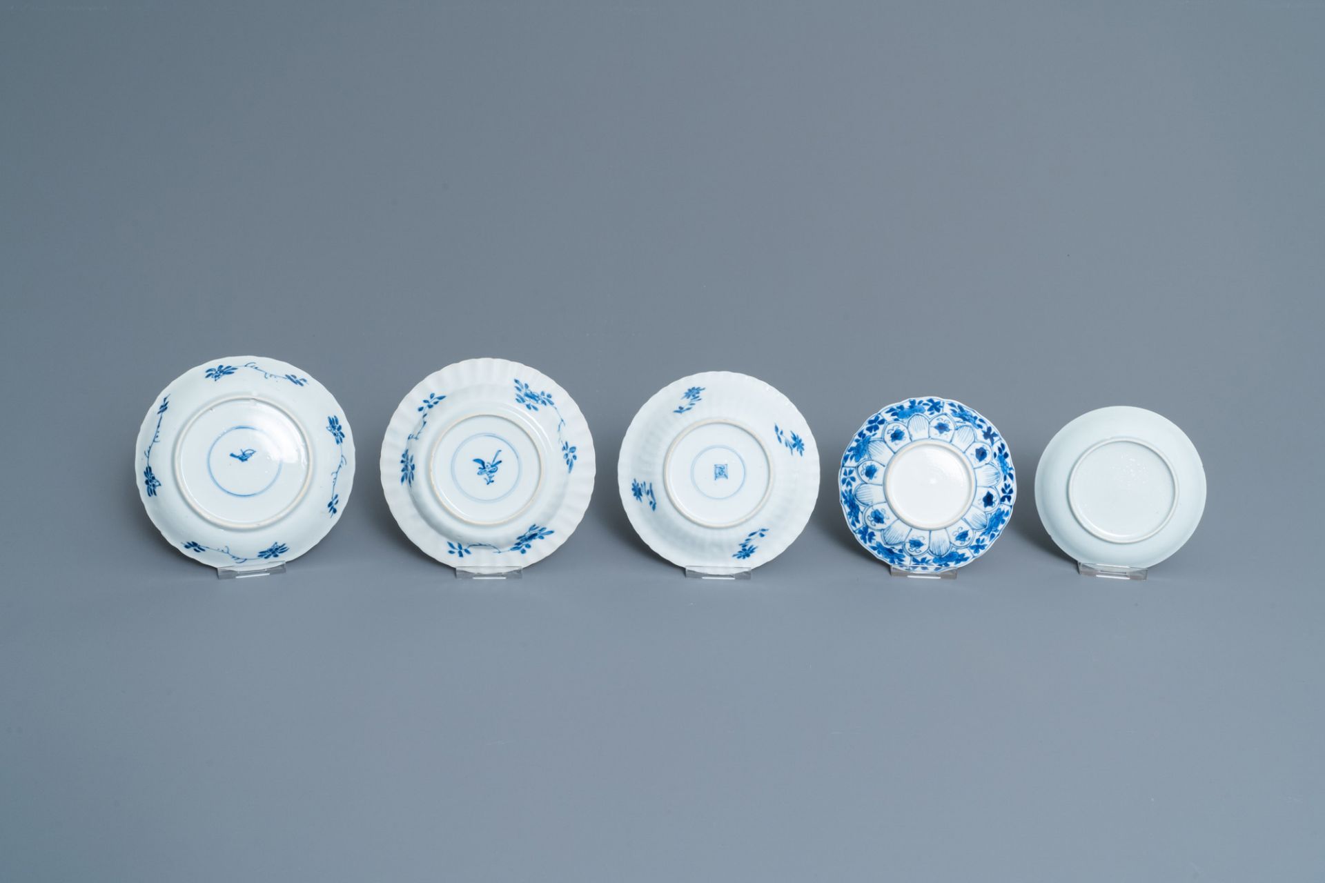 Twenty-one Chinese blue and white saucers and eighteen cups, Kangxi - Image 16 of 17