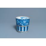 A Chinese blue and white brush pot, 18/19th C.