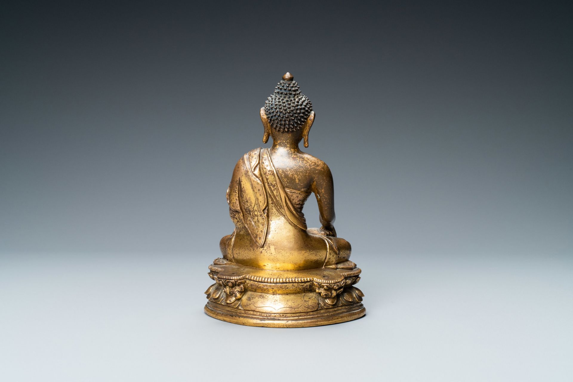 A Chinese gilt bronze 'Medicine Buddha' figure, 17/18th C. - Image 4 of 7