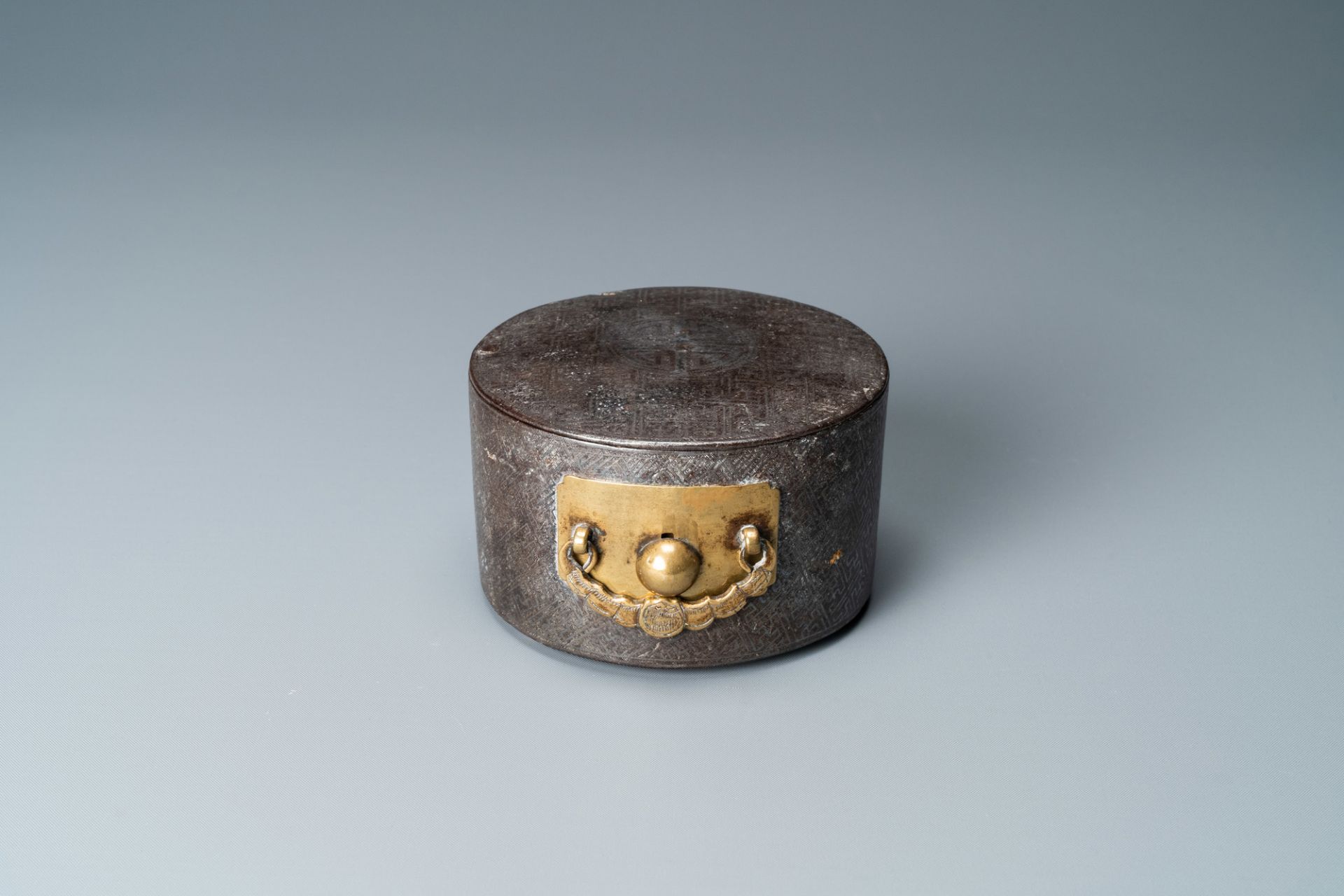 A Korean silver-inlaid iron box and cover, probably Joseon, 16/17th C. - Bild 4 aus 9