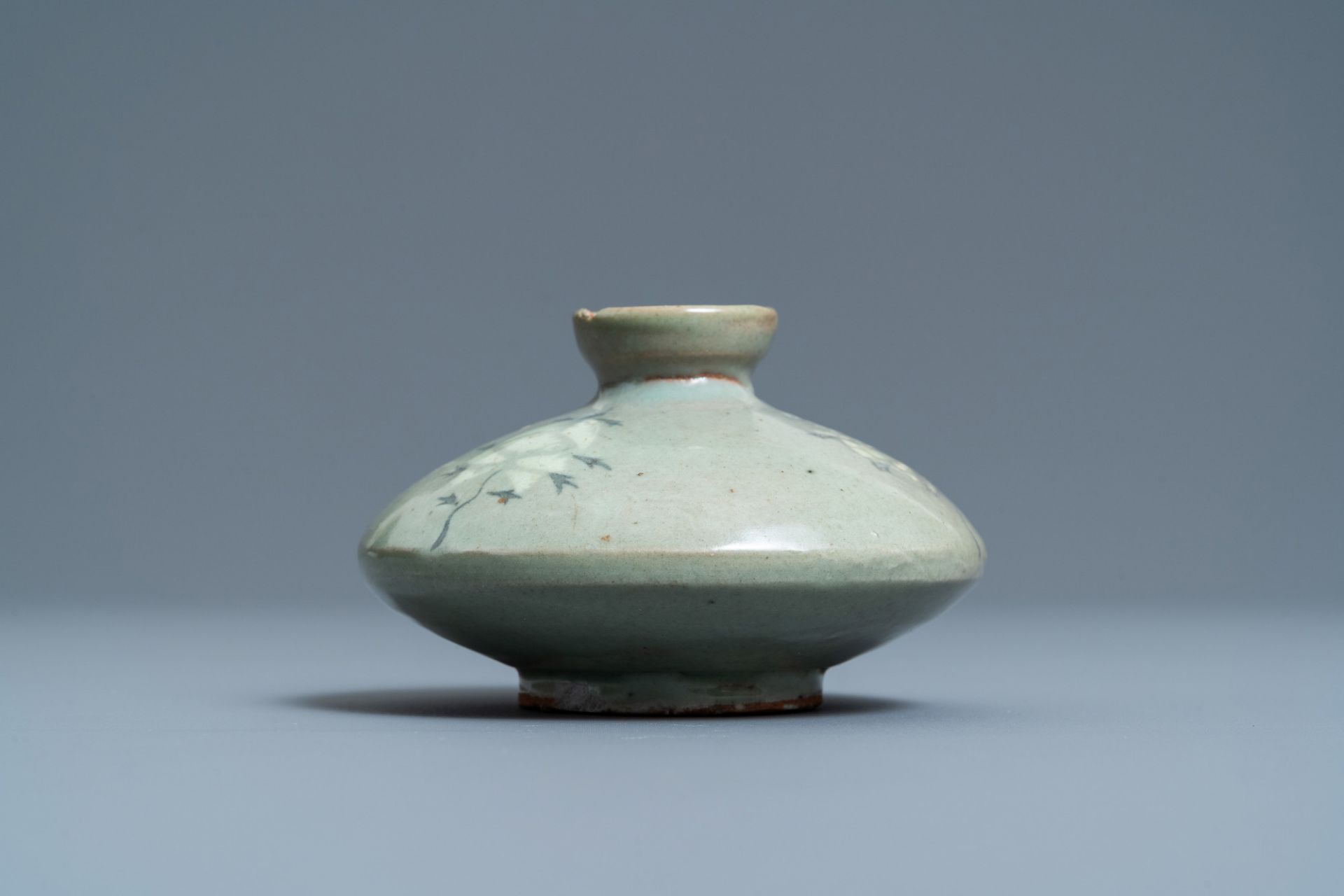 A Korean slip-inlaid celadon water dropper or oil bottle, probably Goryeo, 14/15th C. - Image 4 of 7