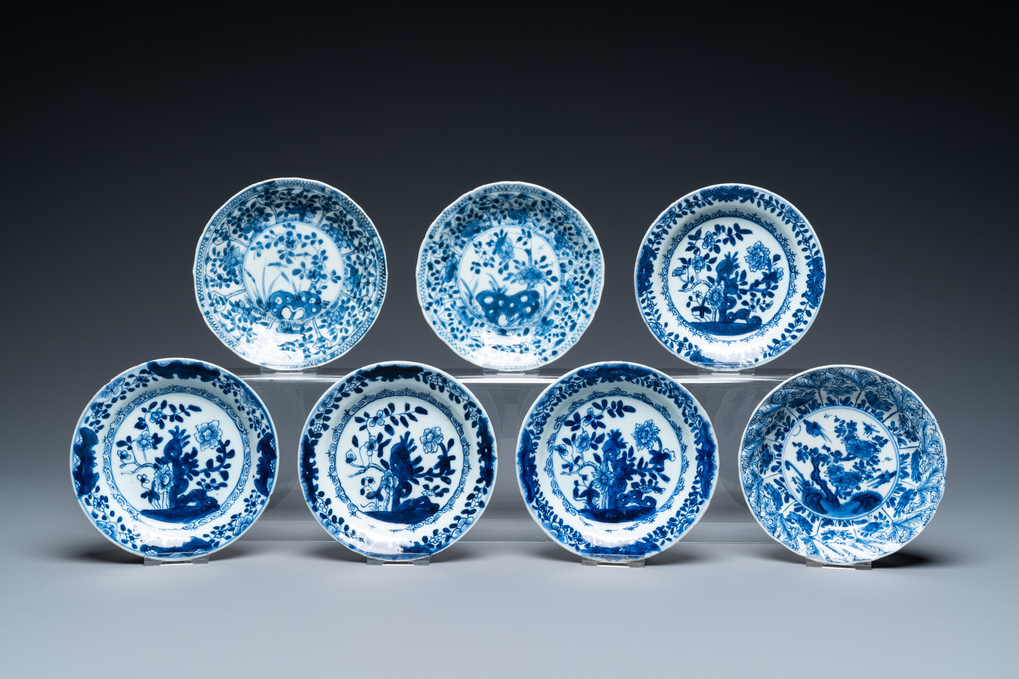 Twenty-two Chinese blue and white and famille rose cups and nineteen saucers, Kangxi and later - Image 4 of 19