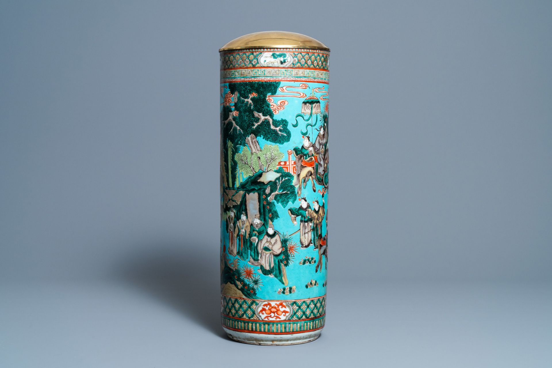 A Chinese cylindrical famille verte turquoise-ground vase, 19th C. - Image 3 of 6