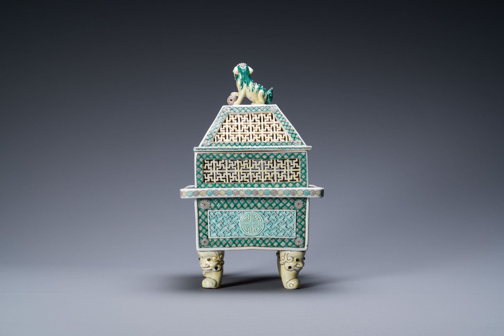 A Chinese reticulated verte biscuit censer and cover, 19th C. - Image 4 of 7