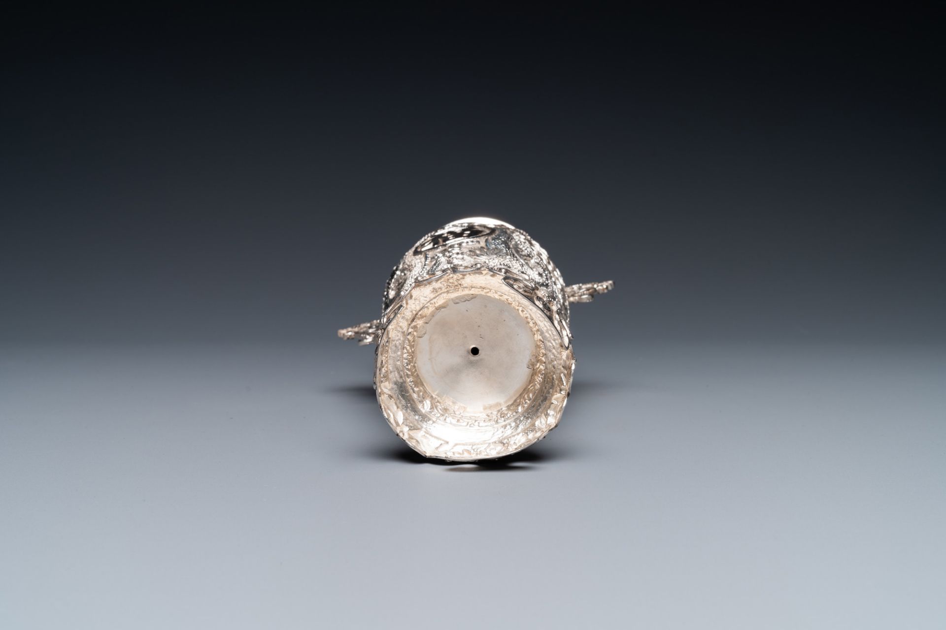 A Chinese silver 'Fu' vase, 19/20th C. - Image 7 of 8