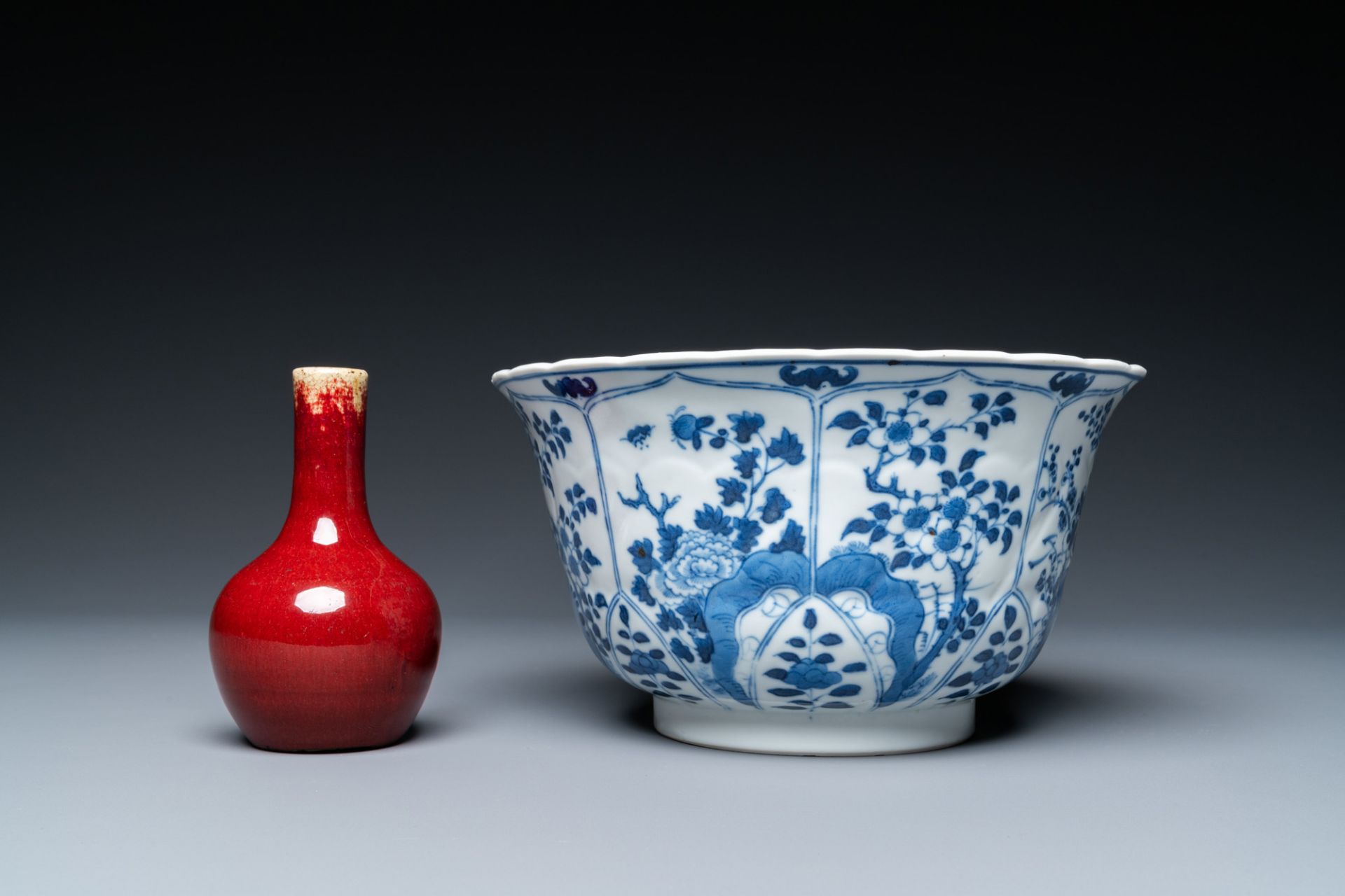 A Chinese famille rose dish, a blue and white bowl and a sang de boeuf vase, 19/20th C. - Image 4 of 9