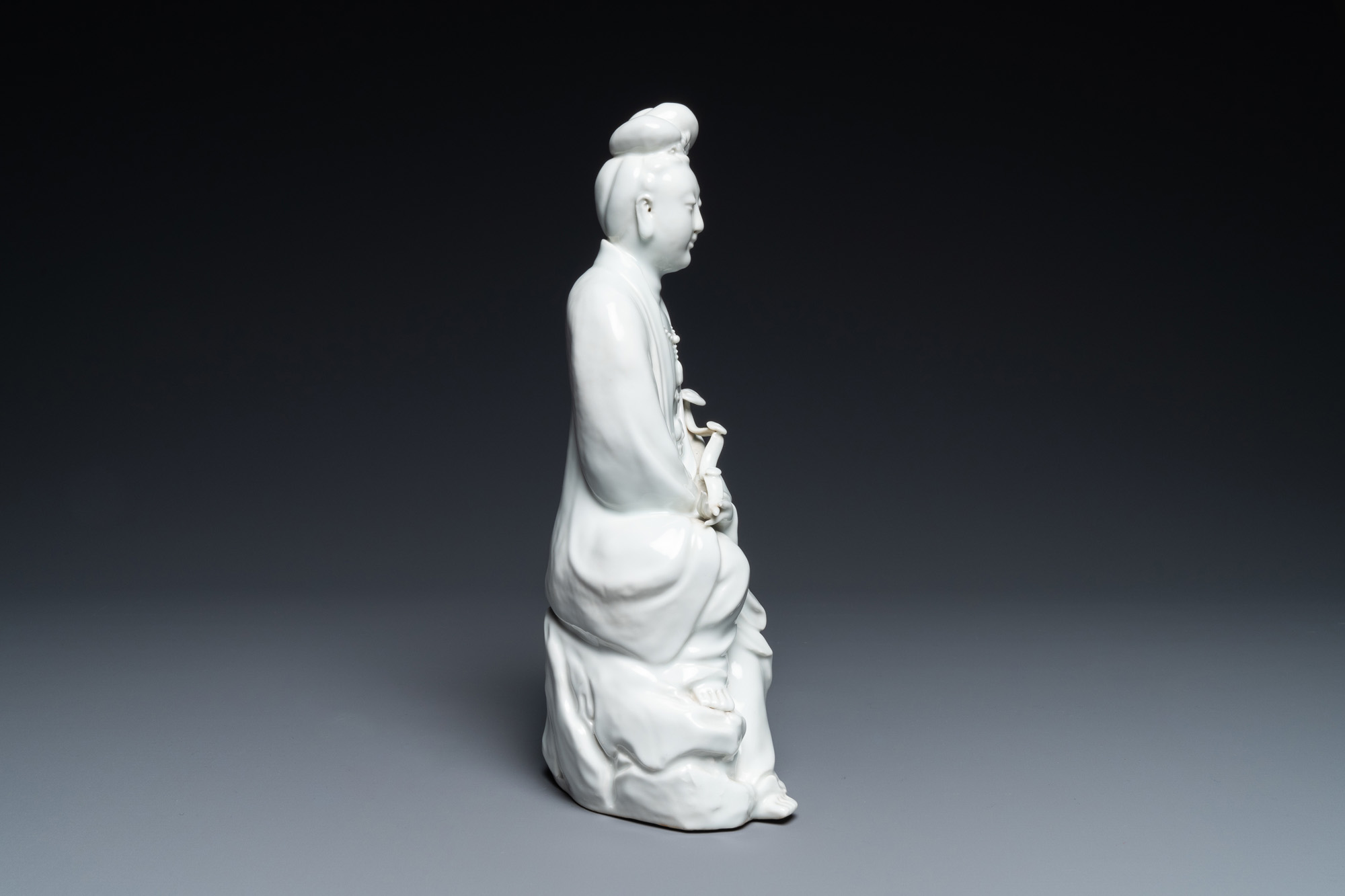 A Chinese blanc de Chine figure of Guanyin, impressed mark, 19/20th C. - Image 5 of 7