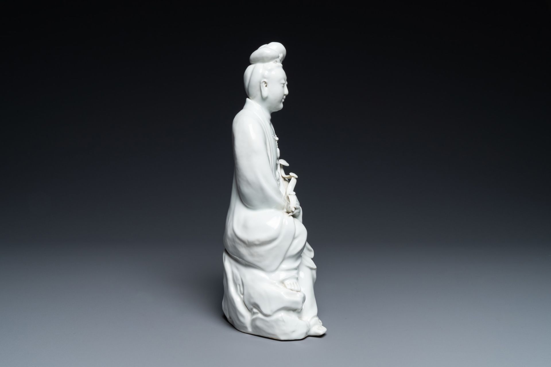 A Chinese blanc de Chine figure of Guanyin, impressed mark, 19/20th C. - Image 5 of 7