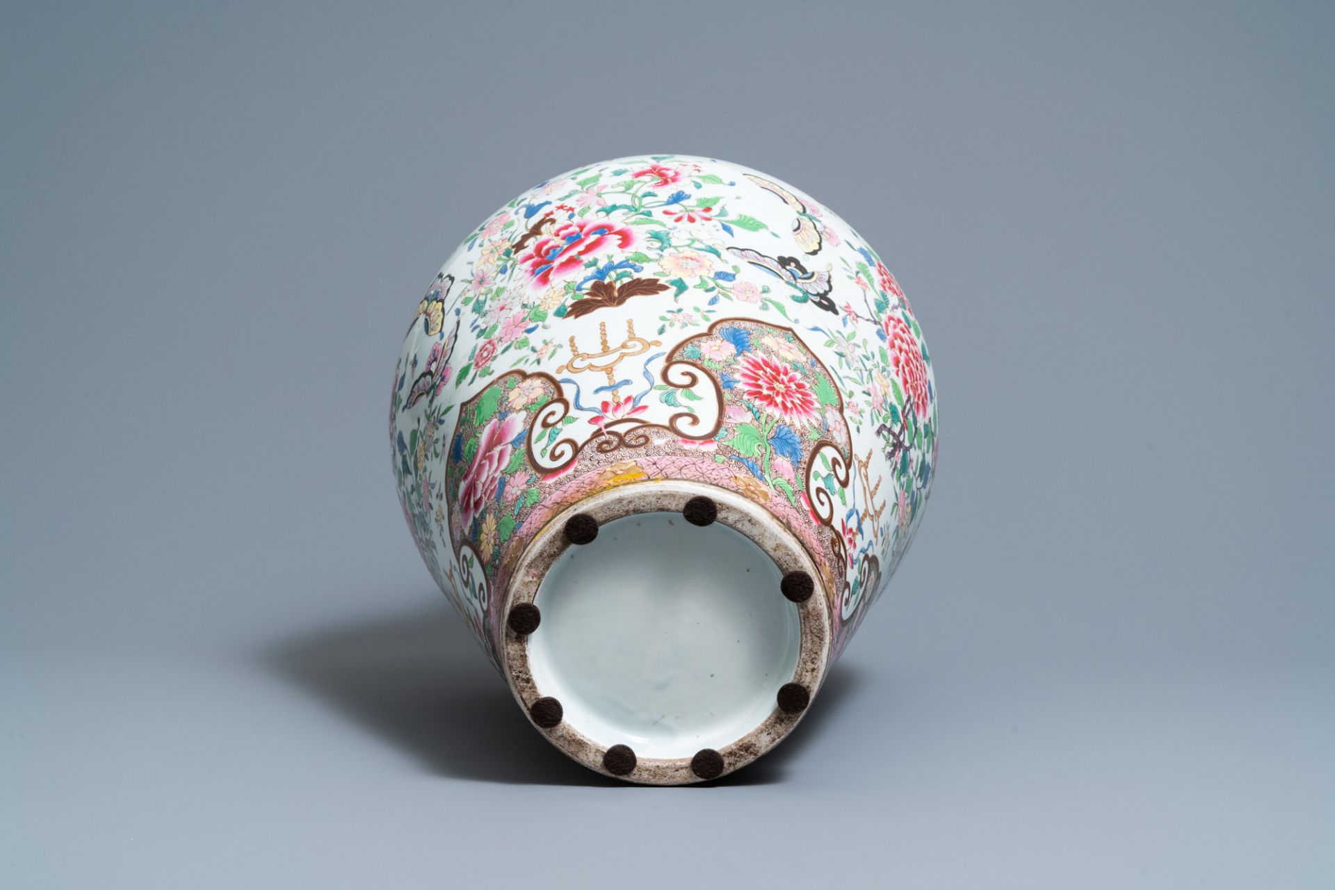 A large famille rose-style vase and cover, Samson, France, 19th C. - Image 7 of 20