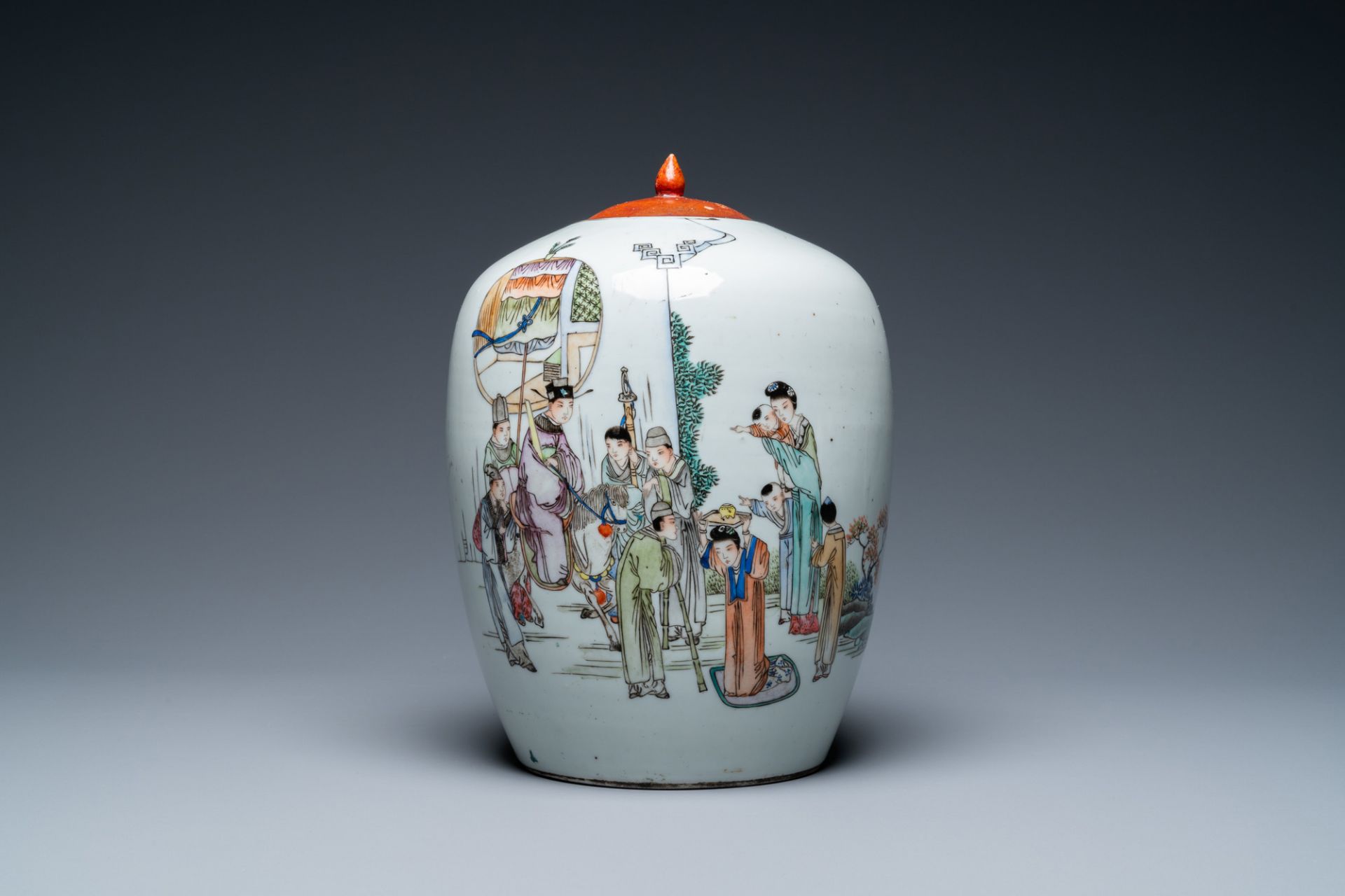 Six diverse Chinese vases and a soft paste seal paste box, 19/20th C. - Bild 8 aus 16