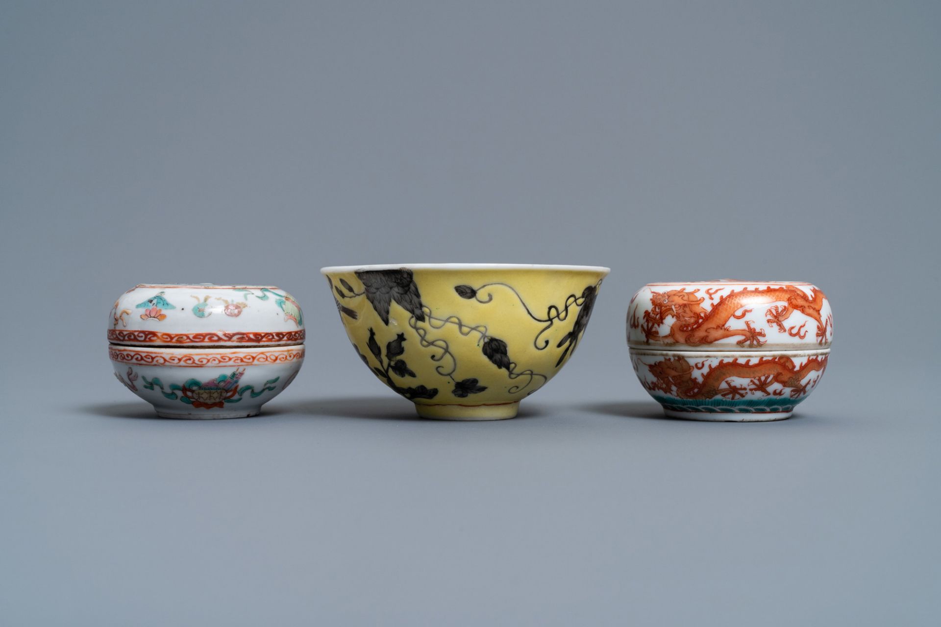 A Chinese Dayazhai yellow-ground bowl and two seal paste boxes, 19th C. - Image 5 of 9