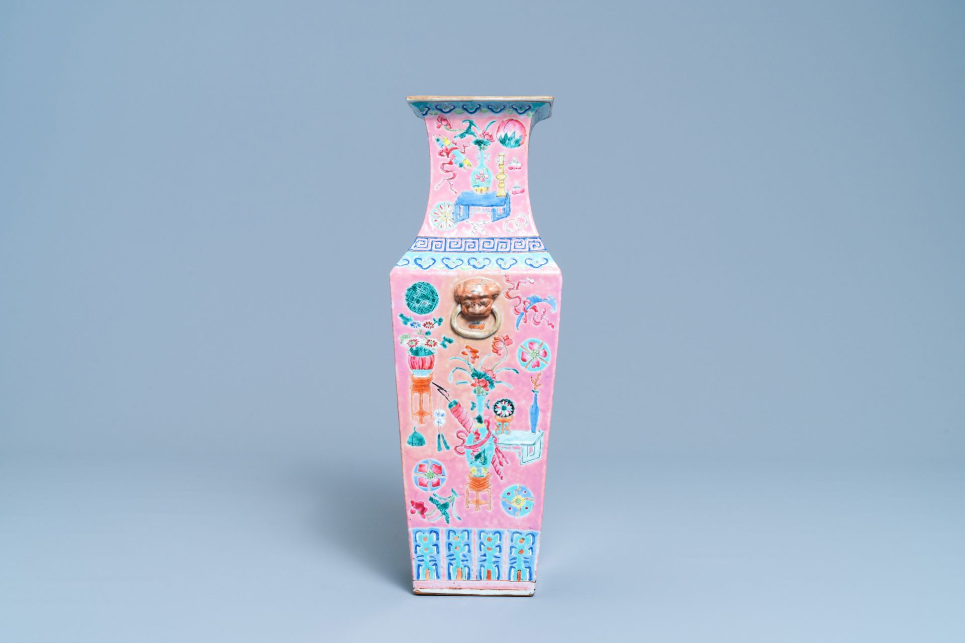 A square Chinese pink-ground famille rose 'antiquities' vase, 19th C. - Bild 4 aus 14