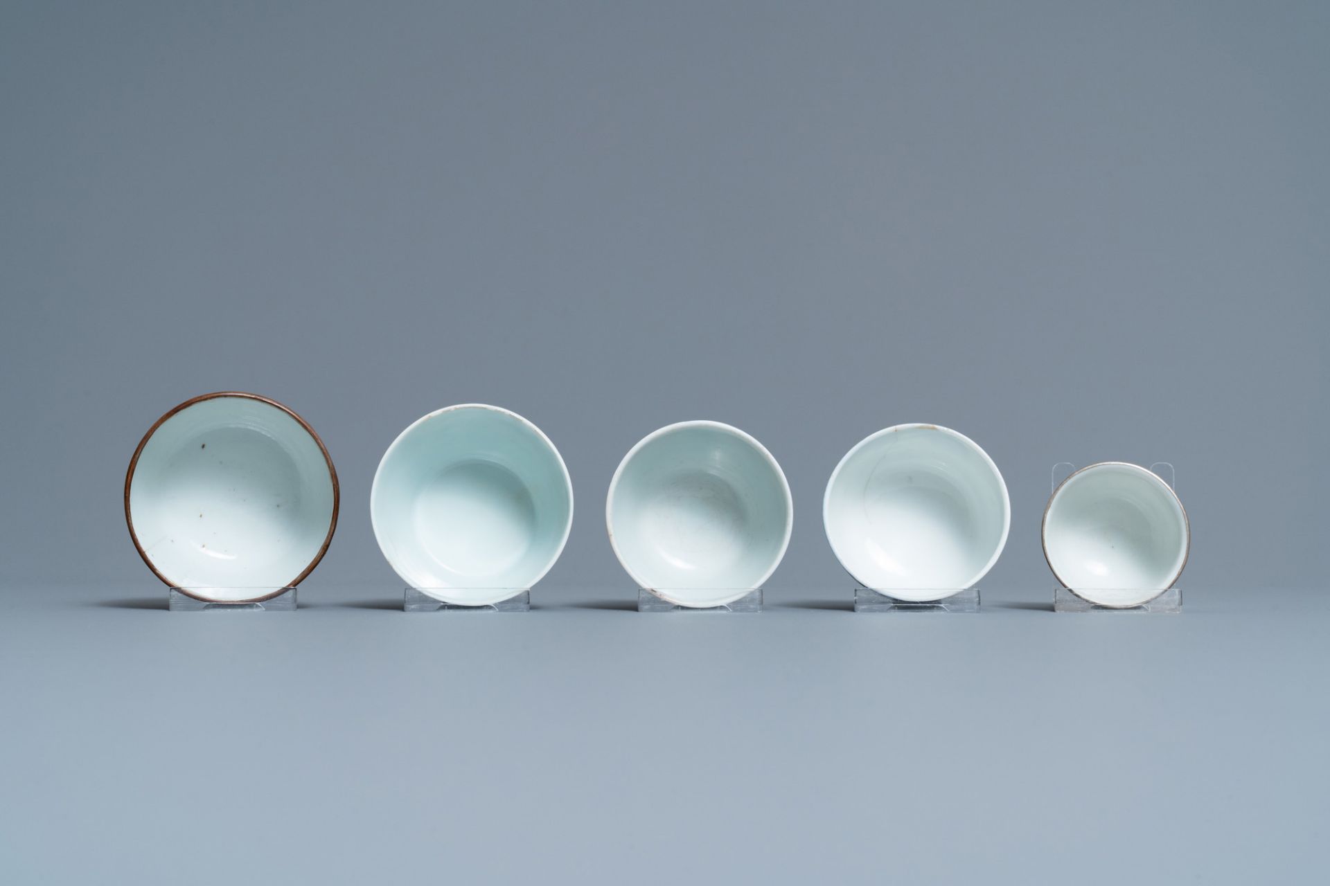 Five Chinese blue and white 'Bleu de Hue' cups for the Vietnamese market, 19th C. - Bild 7 aus 7