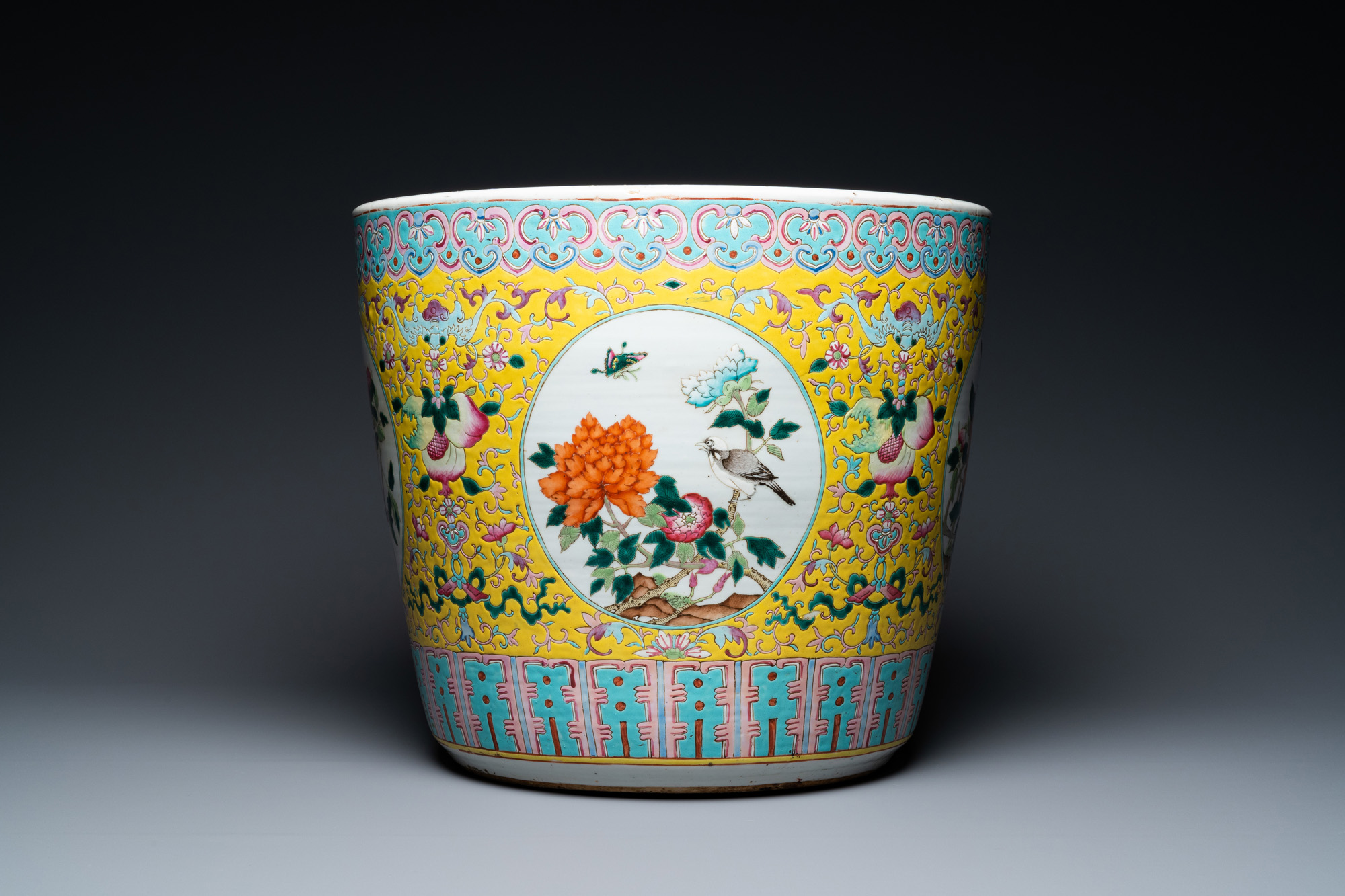 A Chinese famille rose jardiniere on wooden stand, 19th C. - Image 3 of 8