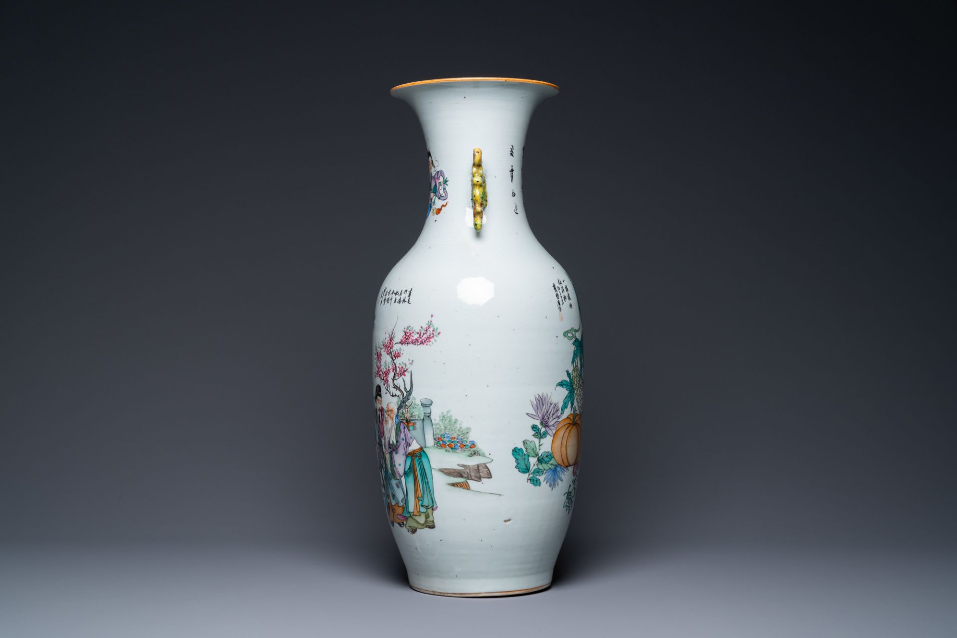 A Chinese two-sided qianjiang cai and famille rose vase, 19/20th C. - Image 4 of 6