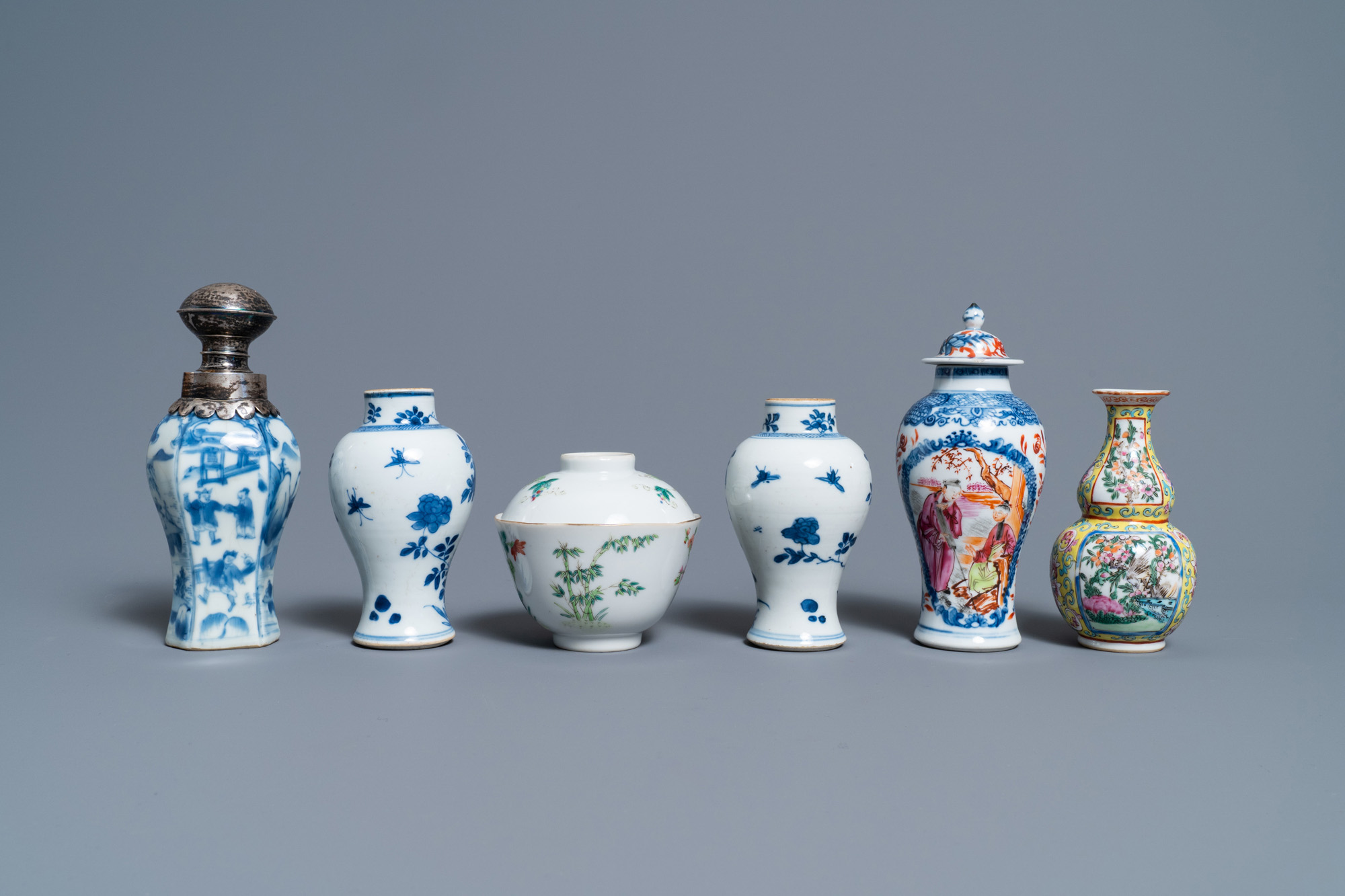 A varied collection of Chinese famille rose and blue and white wares, 18/19th C. - Image 5 of 14